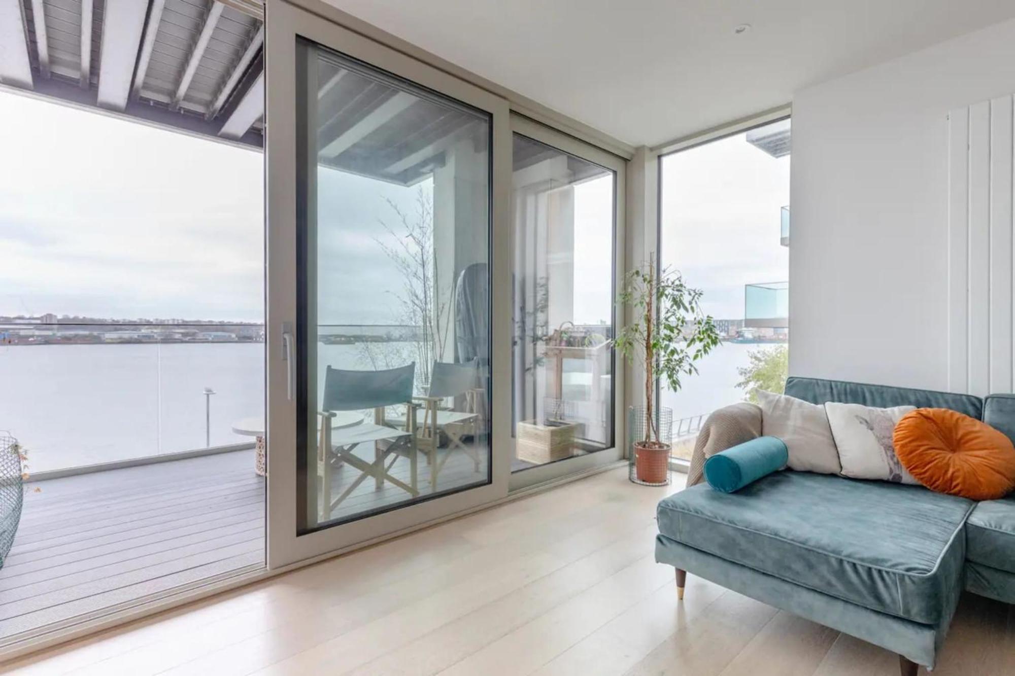 Apartment Charm & Convenience 3 Bed Near Excel *