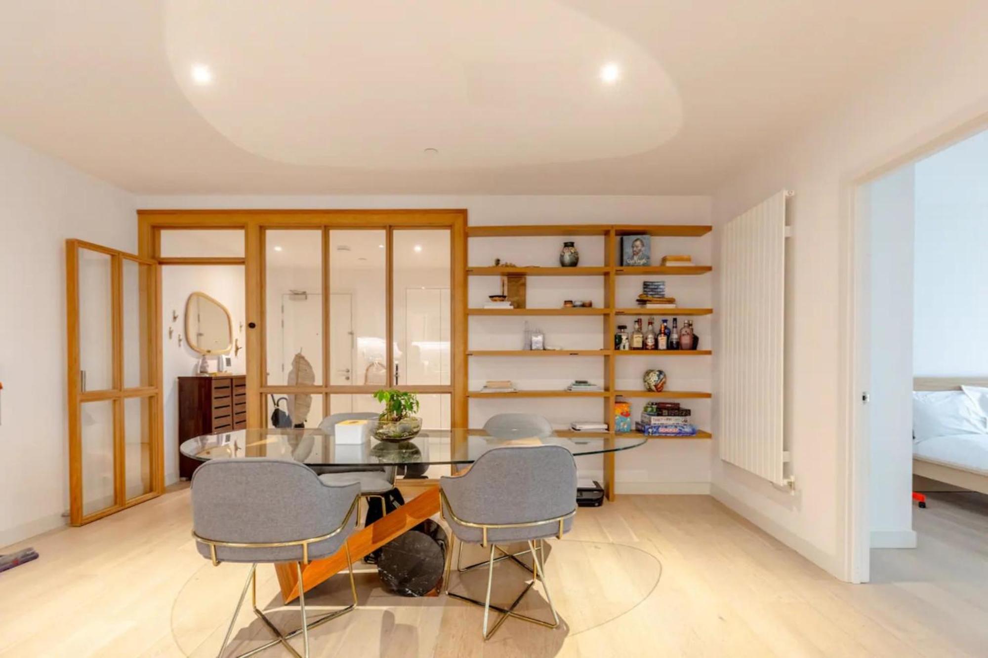 Charm & Convenience 3 Bed Near Excel Apartment *
