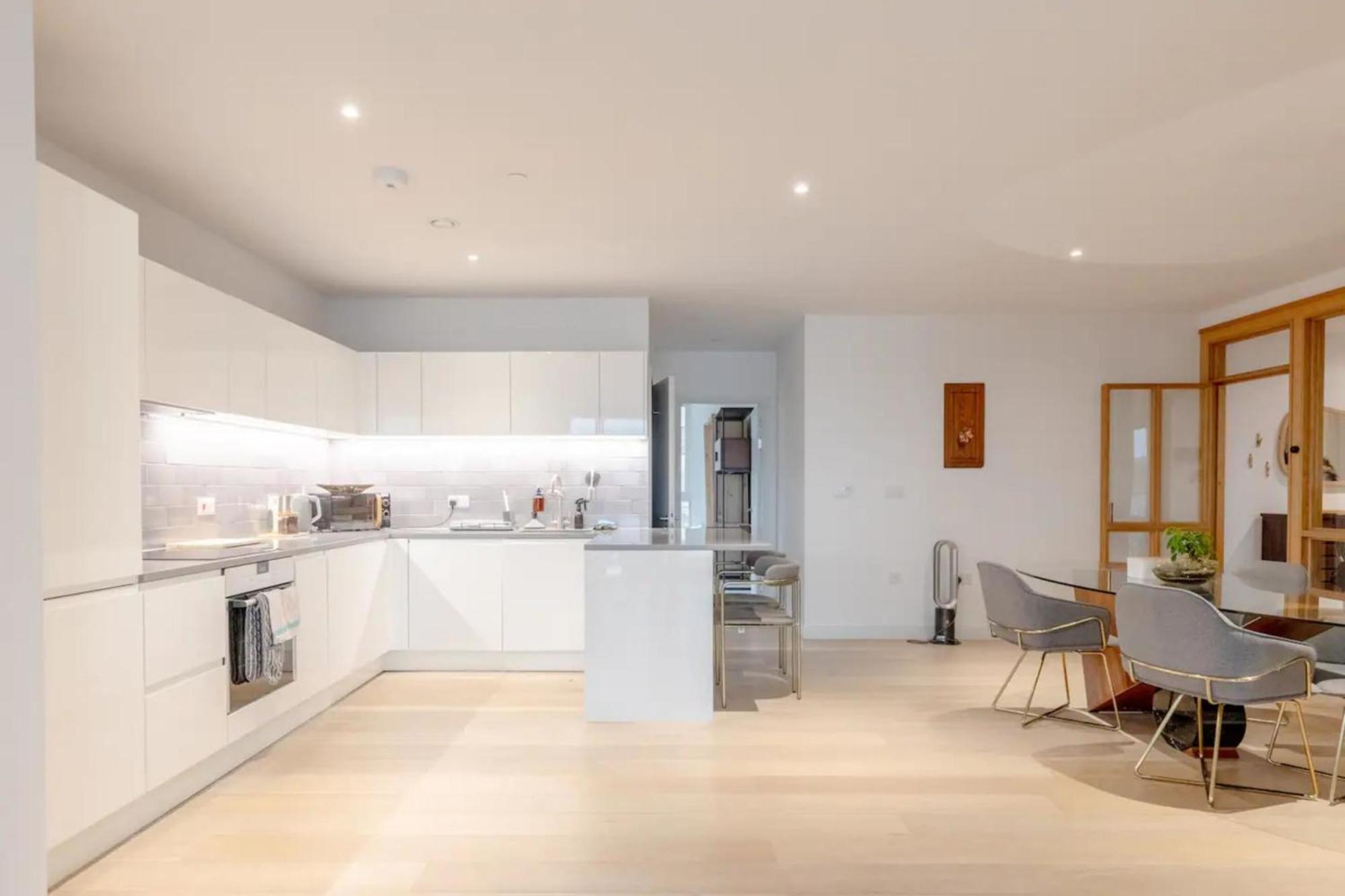 Charm & Convenience 3 Bed Near Excel * London