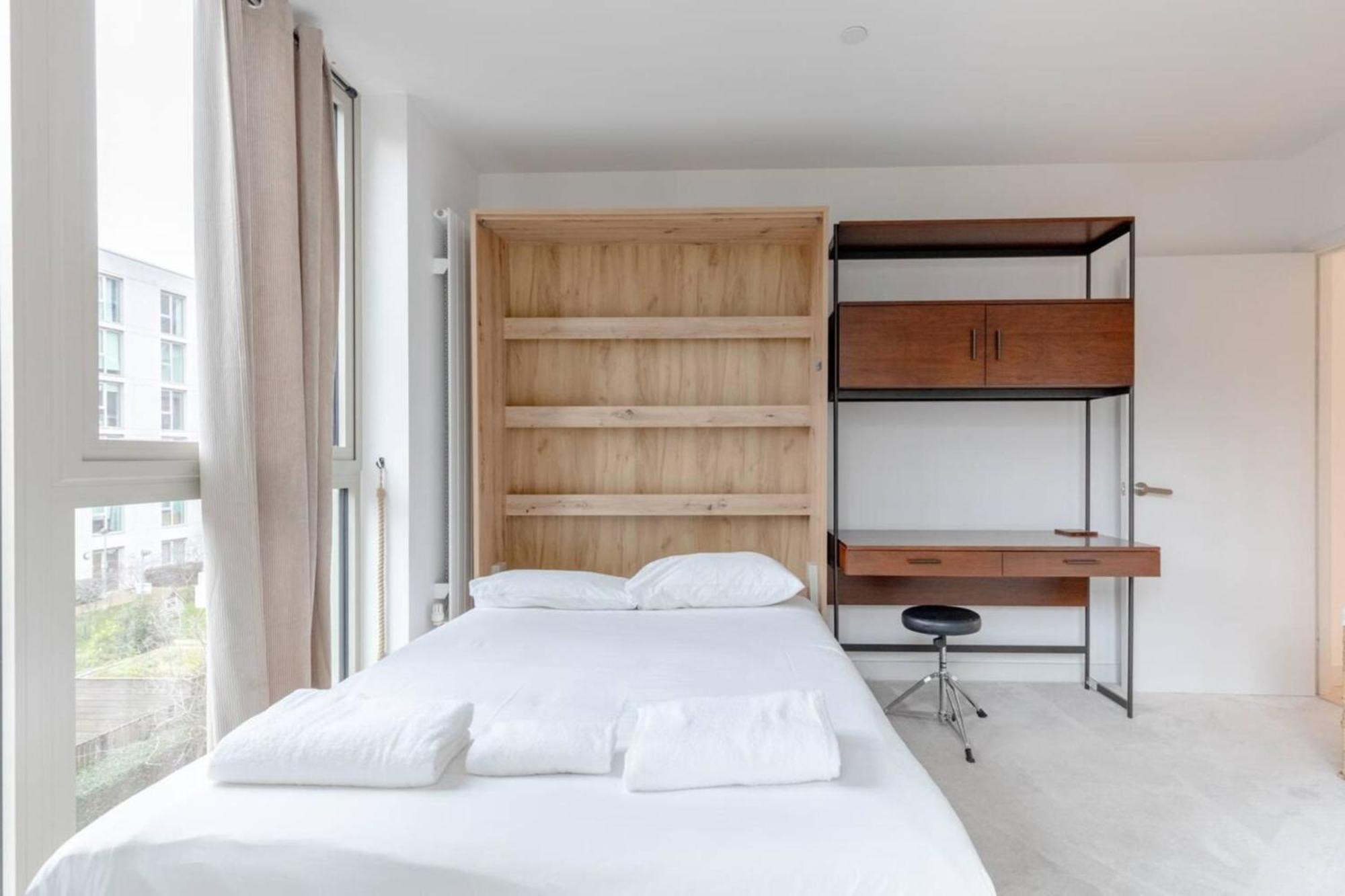 Charm & Convenience 3 Bed Near Excel London