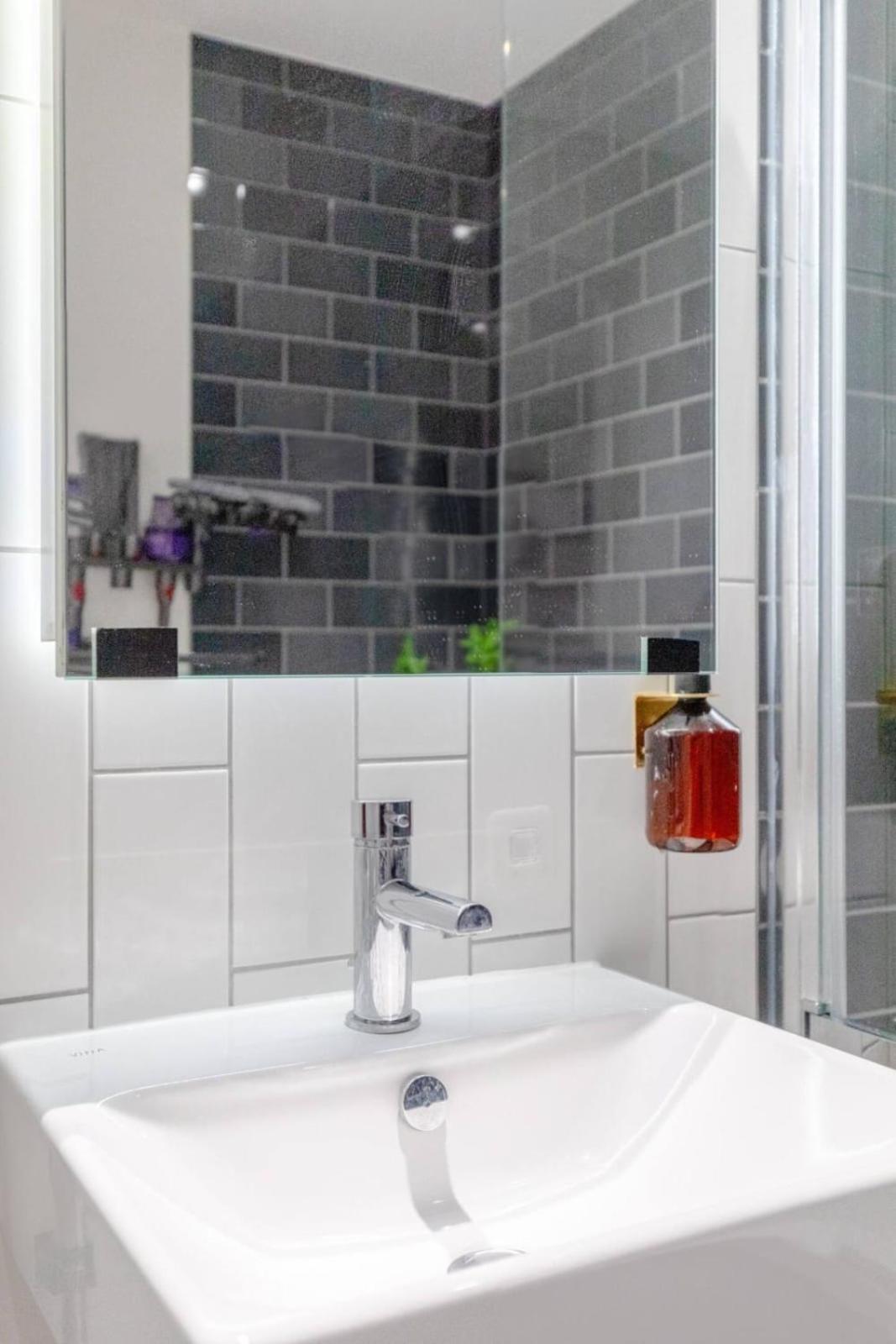 Charm & Convenience 3 Bed Near Excel * London