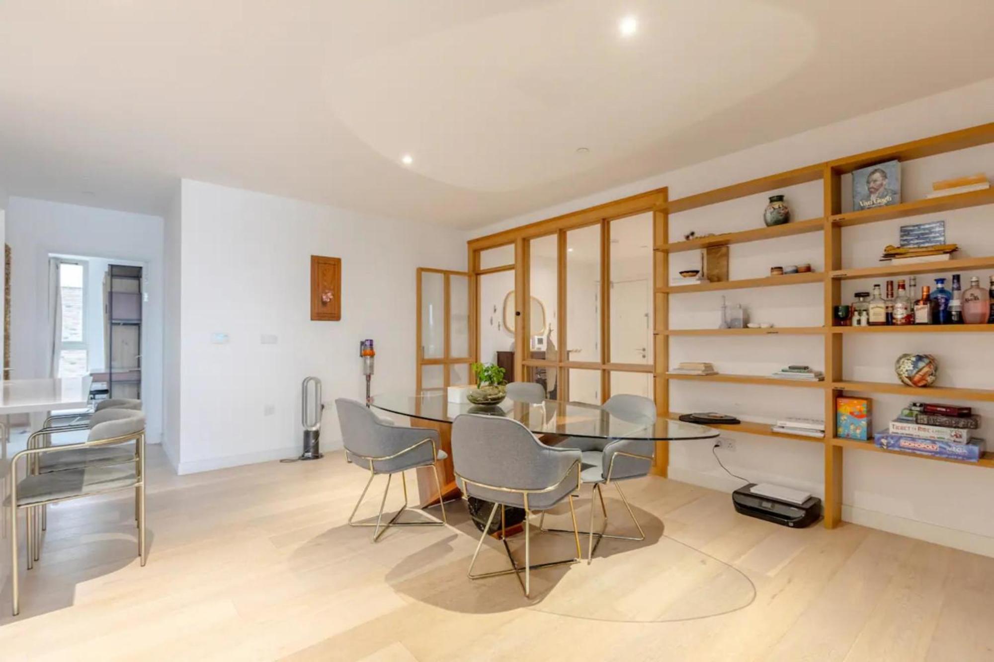 Apartment Charm & Convenience 3 Bed Near Excel