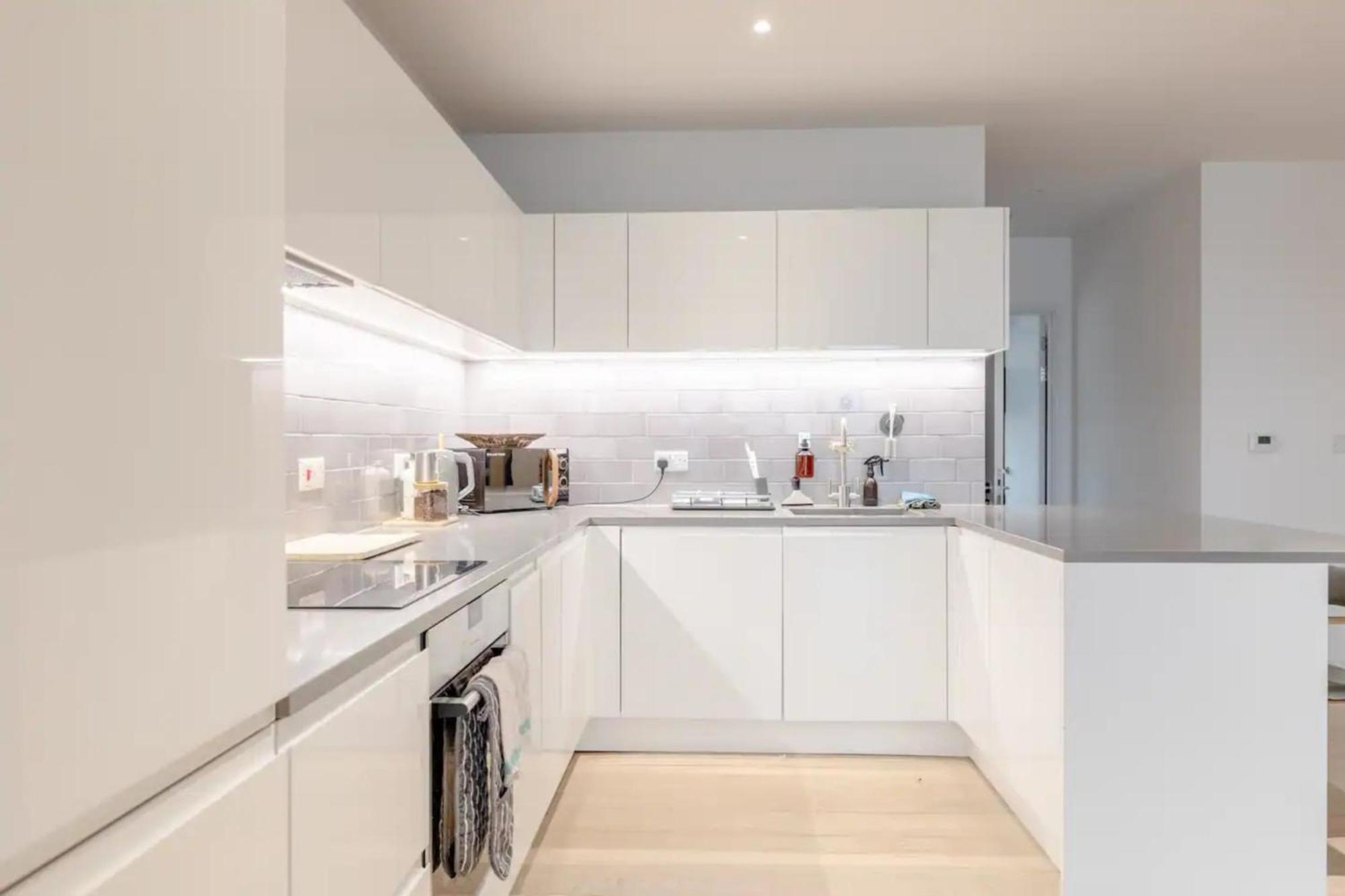 Apartment Charm & Convenience 3 Bed Near Excel *