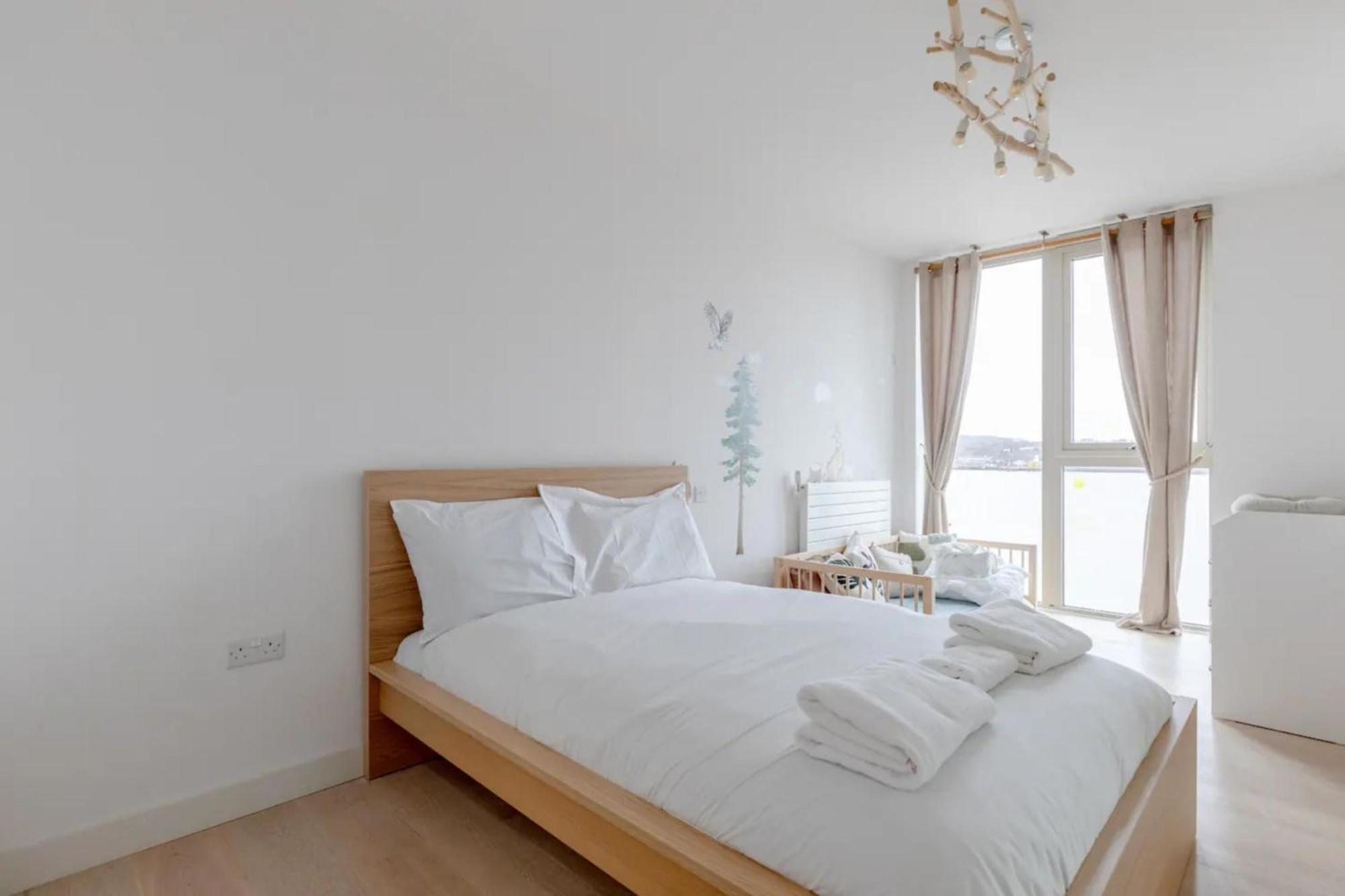 Charm & Convenience 3 Bed Near Excel Apartment London