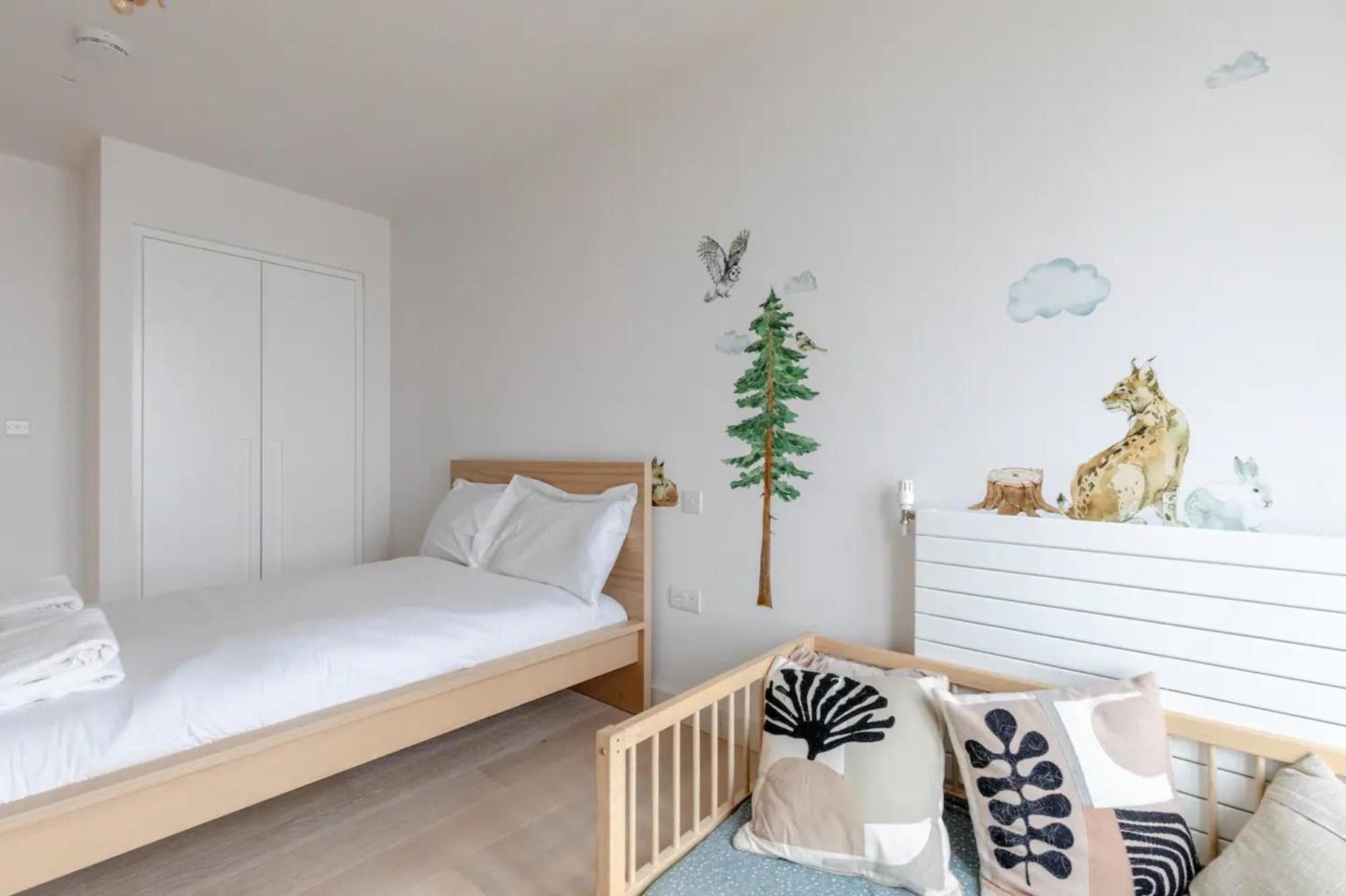 Apartment Charm & Convenience 3 Bed Near Excel *