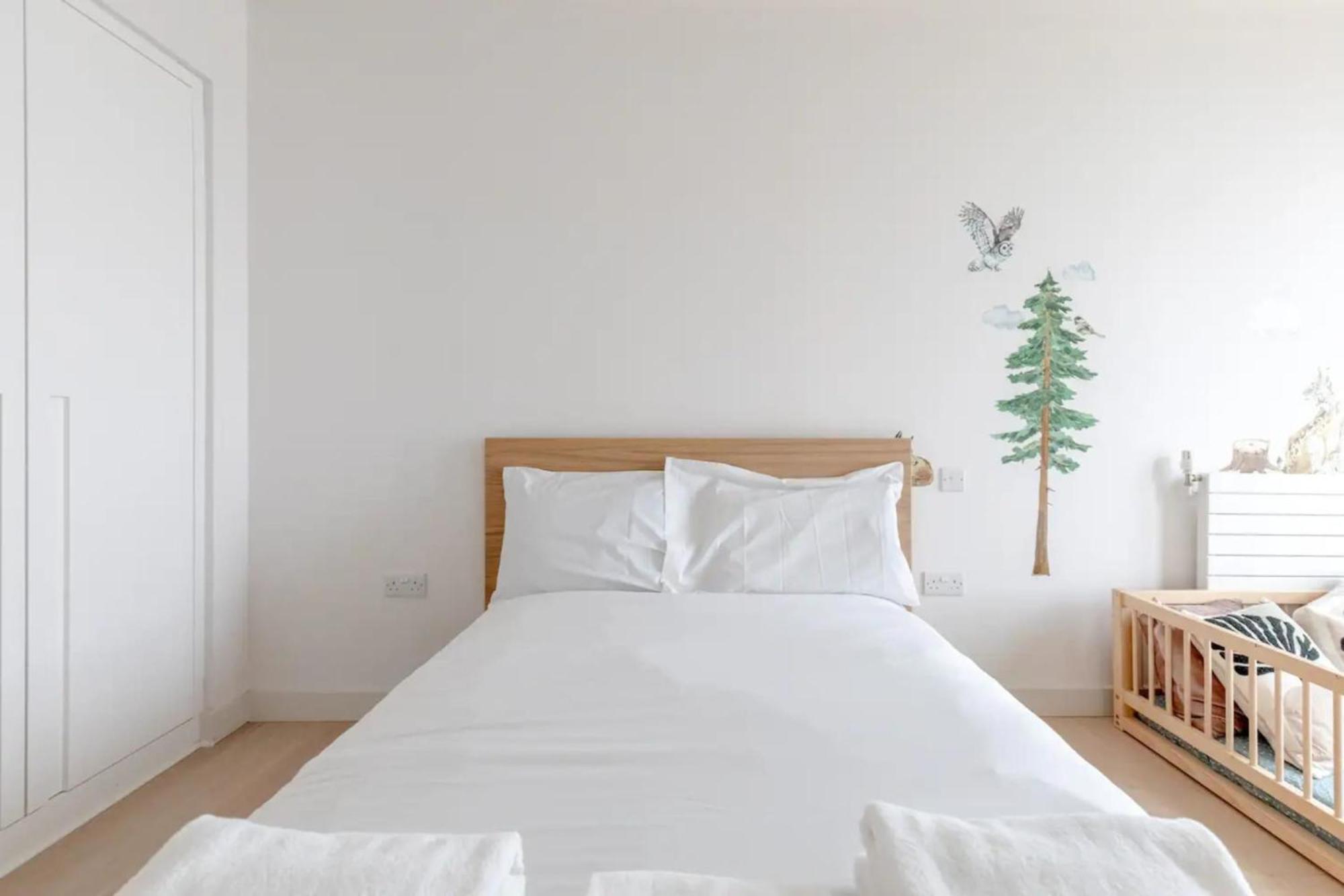 Apartment Charm & Convenience 3 Bed Near Excel