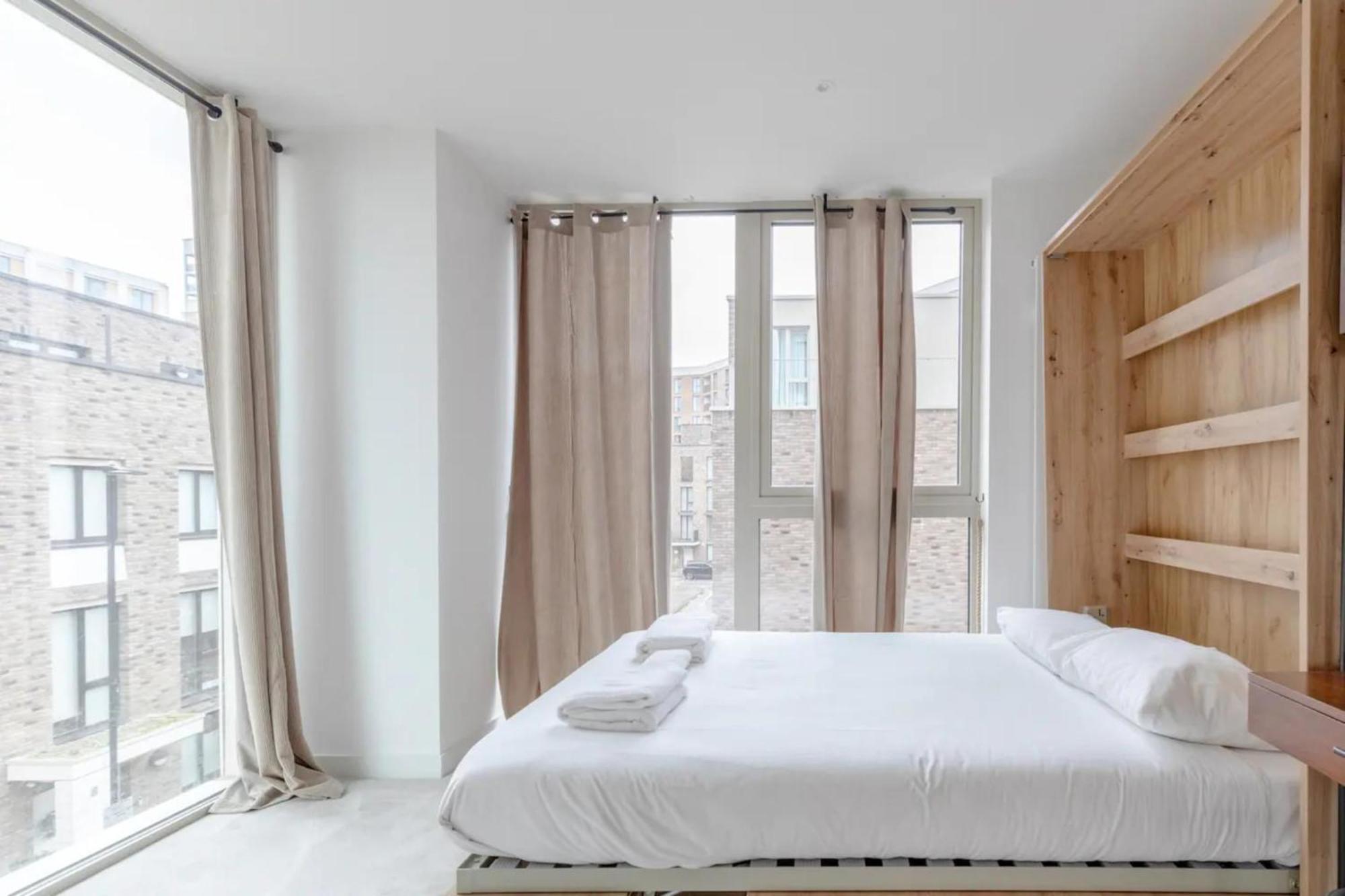 Charm & Convenience 3 Bed Near Excel Apartment London