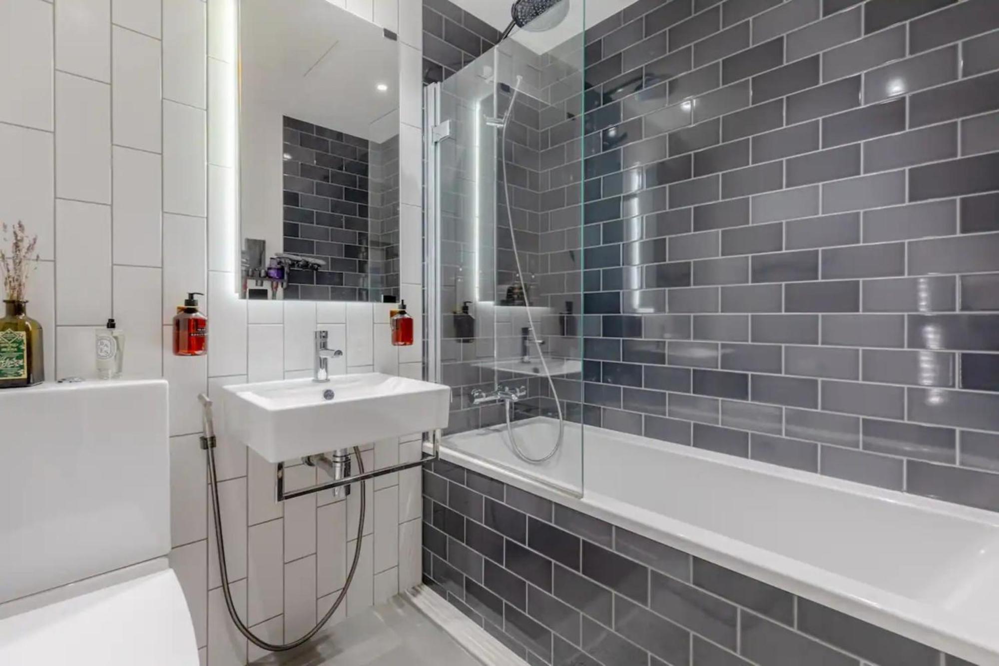 Charm & Convenience 3 Bed Near Excel London