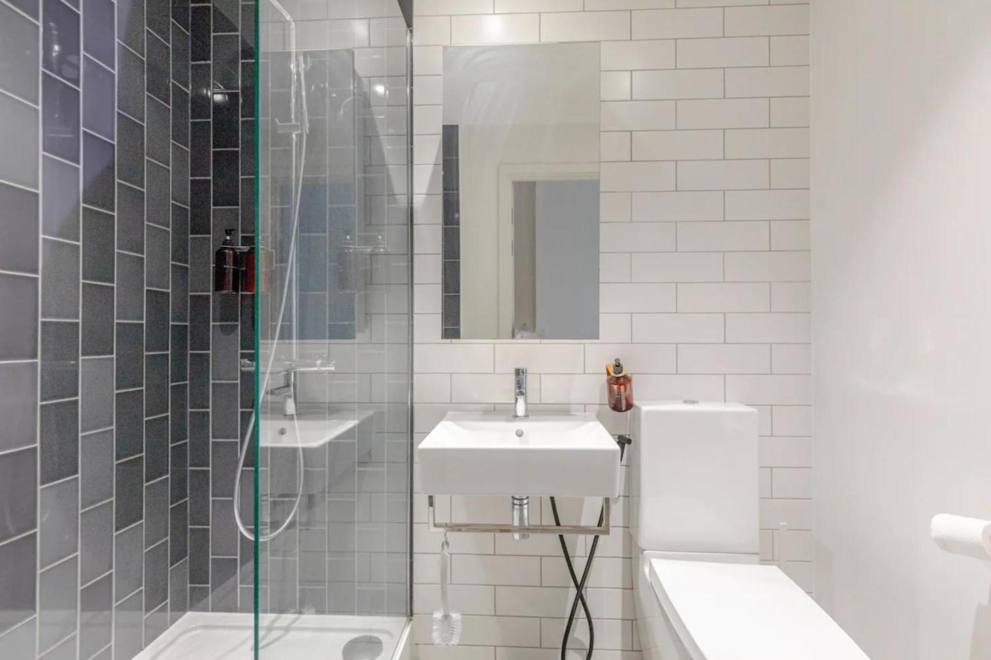 Charm & Convenience 3 Bed Near Excel Apartment *