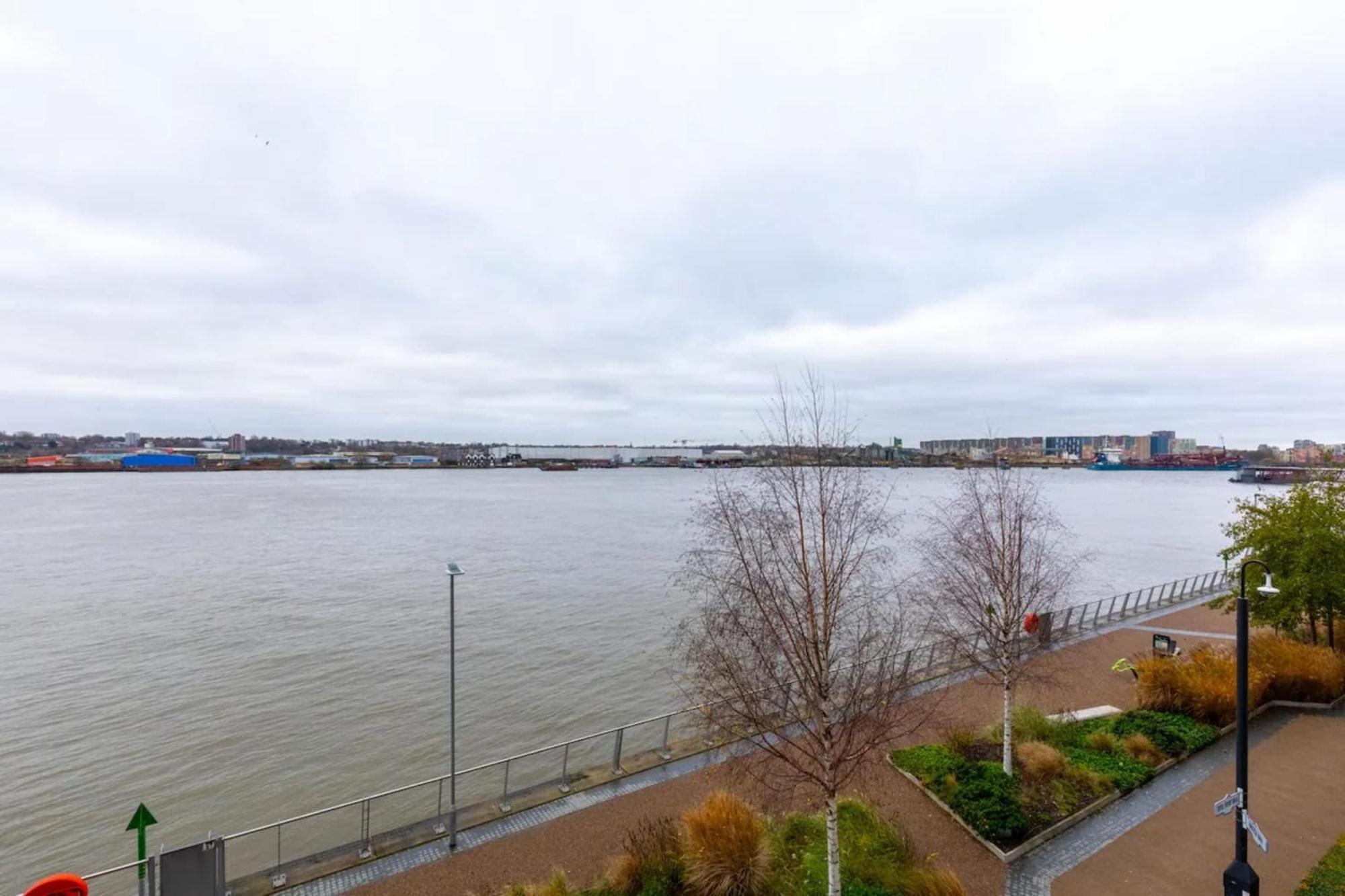 Apartment Charm & Convenience 3 Bed Near Excel London