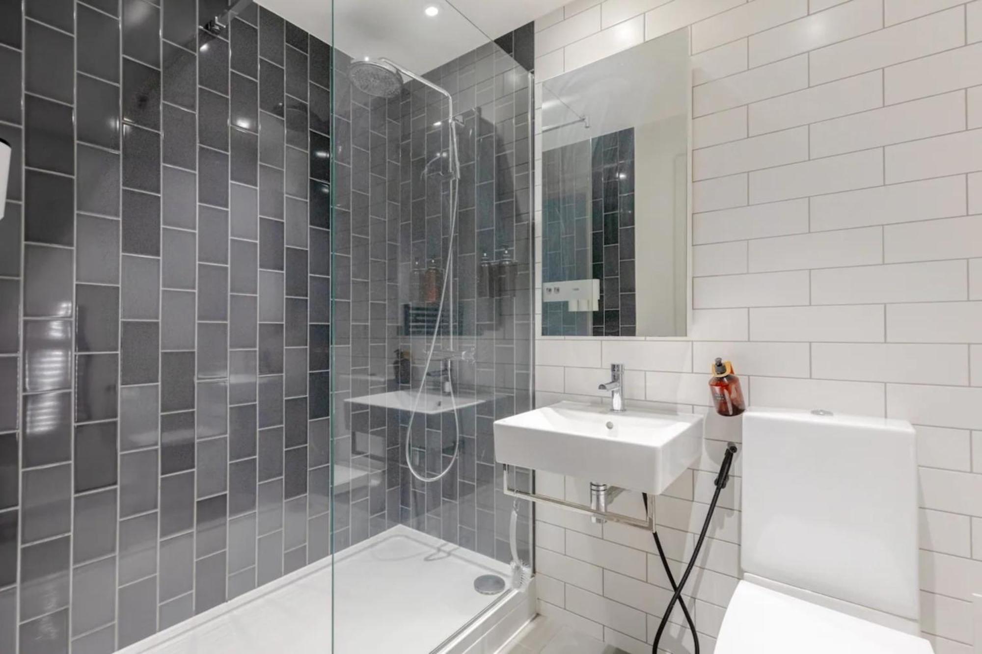 Charm & Convenience 3 Bed Near Excel Apartment *