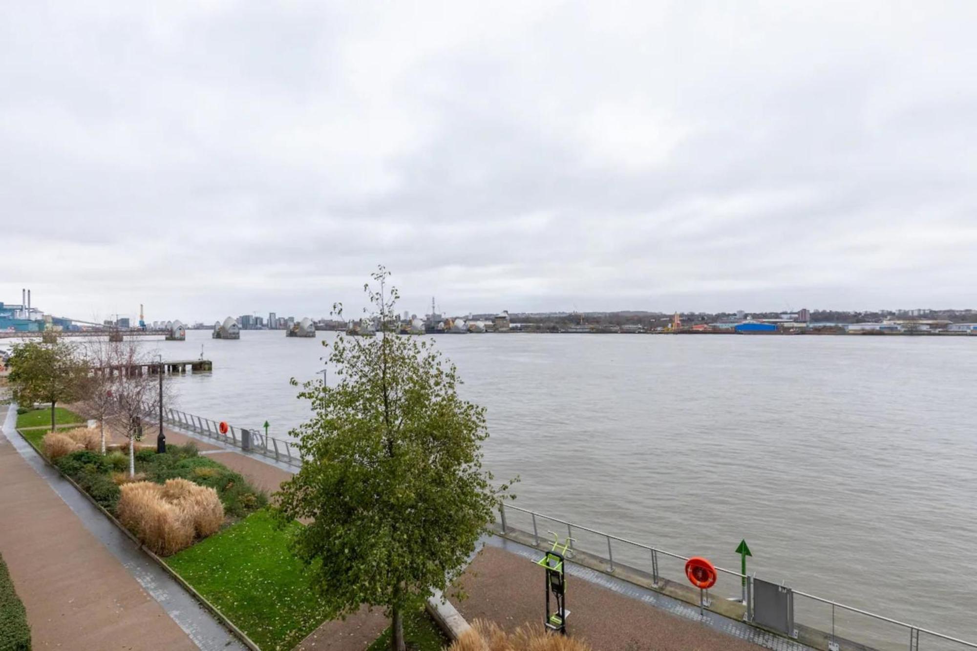 Apartment Charm & Convenience 3 Bed Near Excel