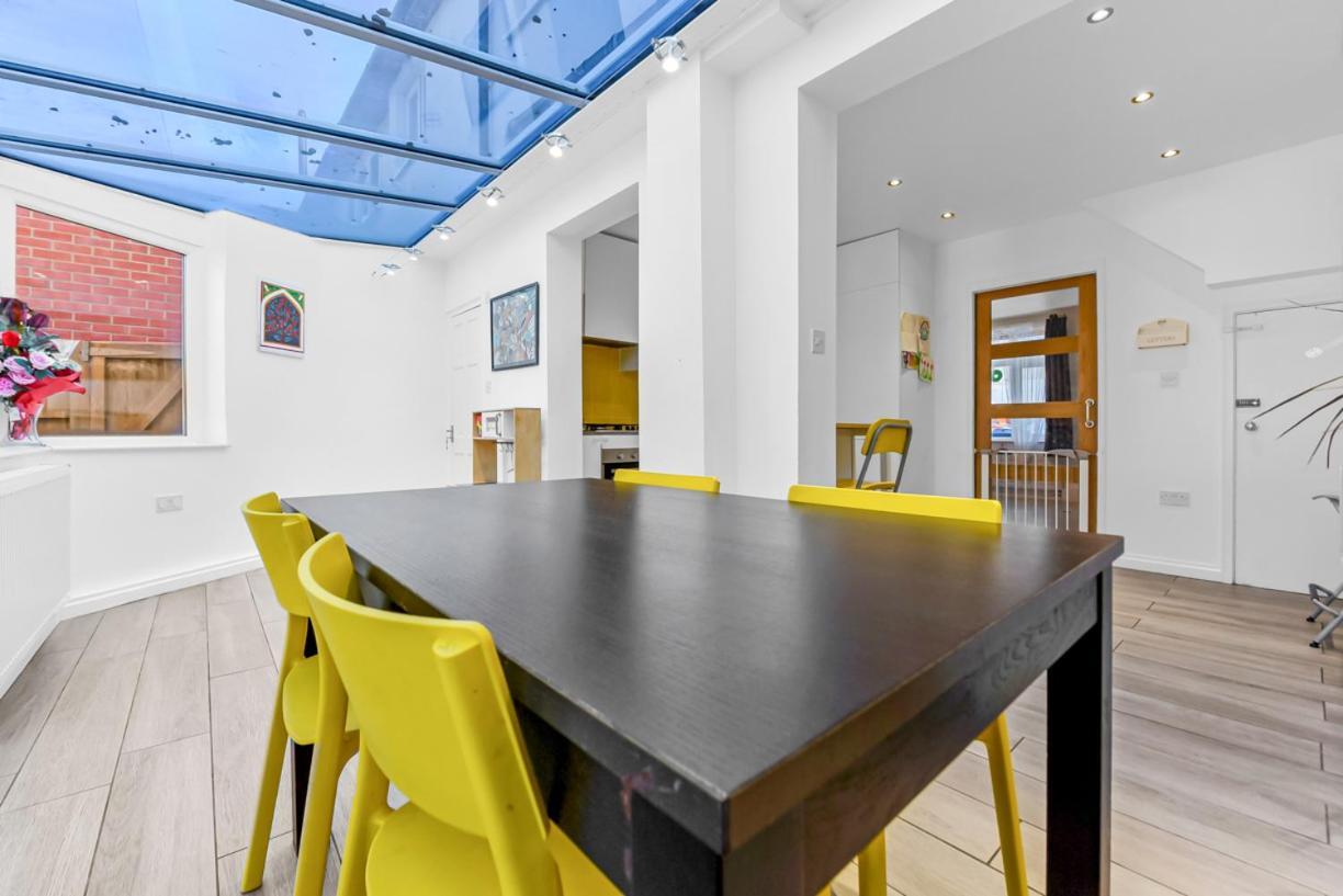 Ferienhaus Family House In The Heart Of Hanwell With 5 Stars!
