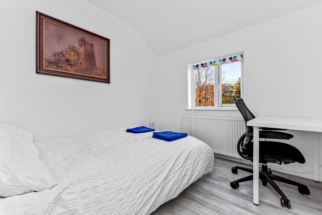 Family House In The Heart Of Hanwell With 5 Stars! * London