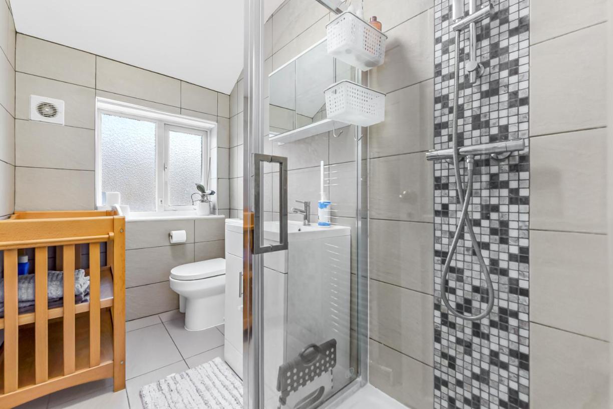 Family House In The Heart Of Hanwell With 5 Stars! Ferienhaus London