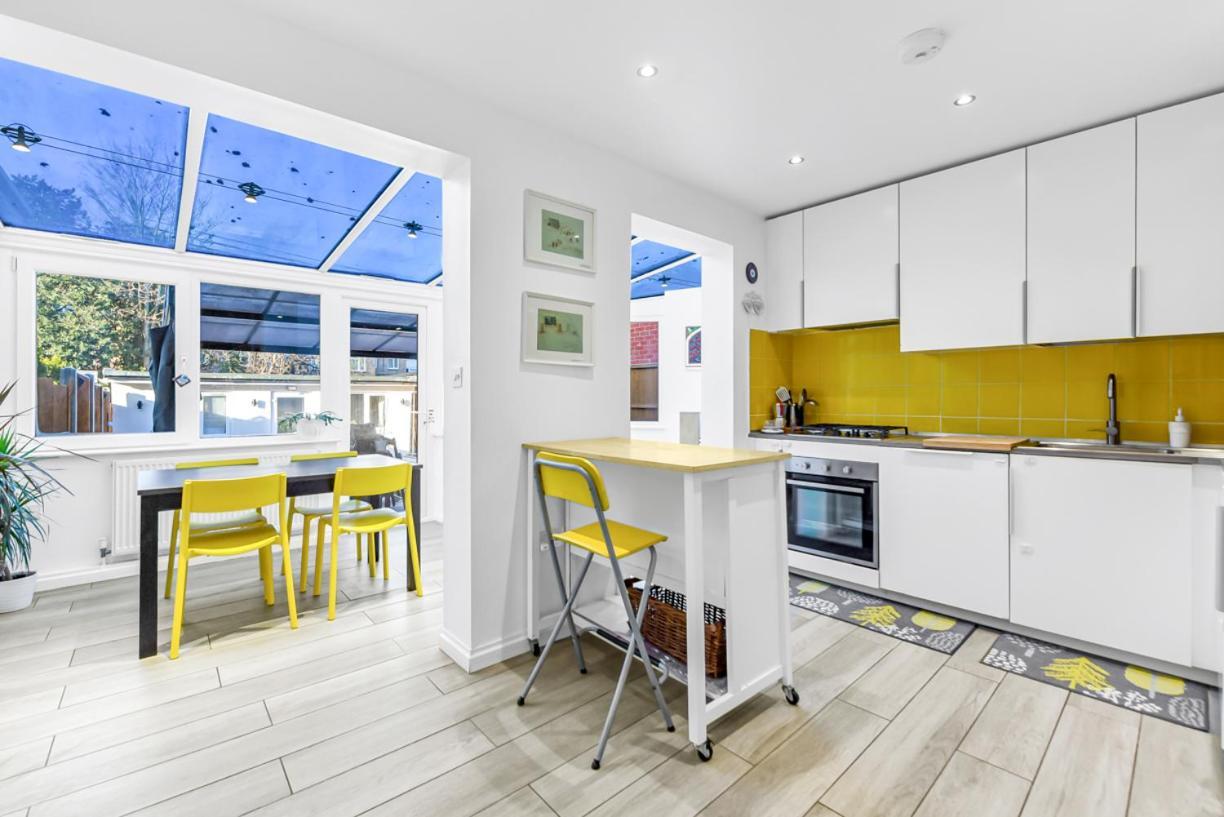 Holiday home Family House In The Heart Of Hanwell With 5 Stars! *