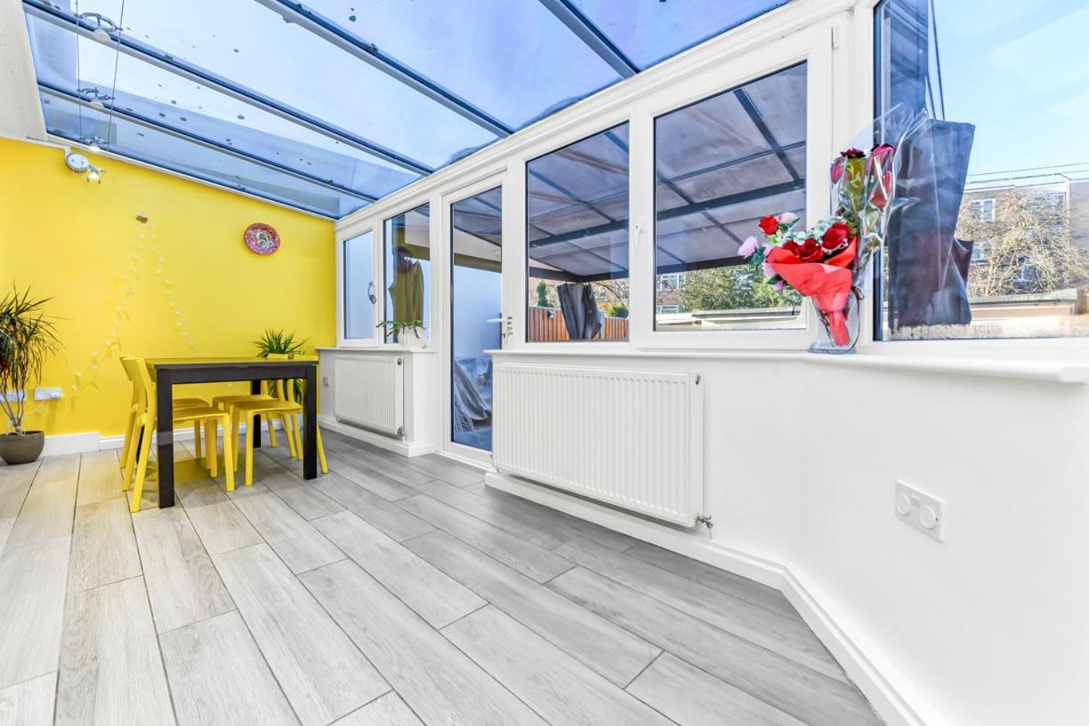 Holiday home Family House In The Heart Of Hanwell With 5 Stars! London