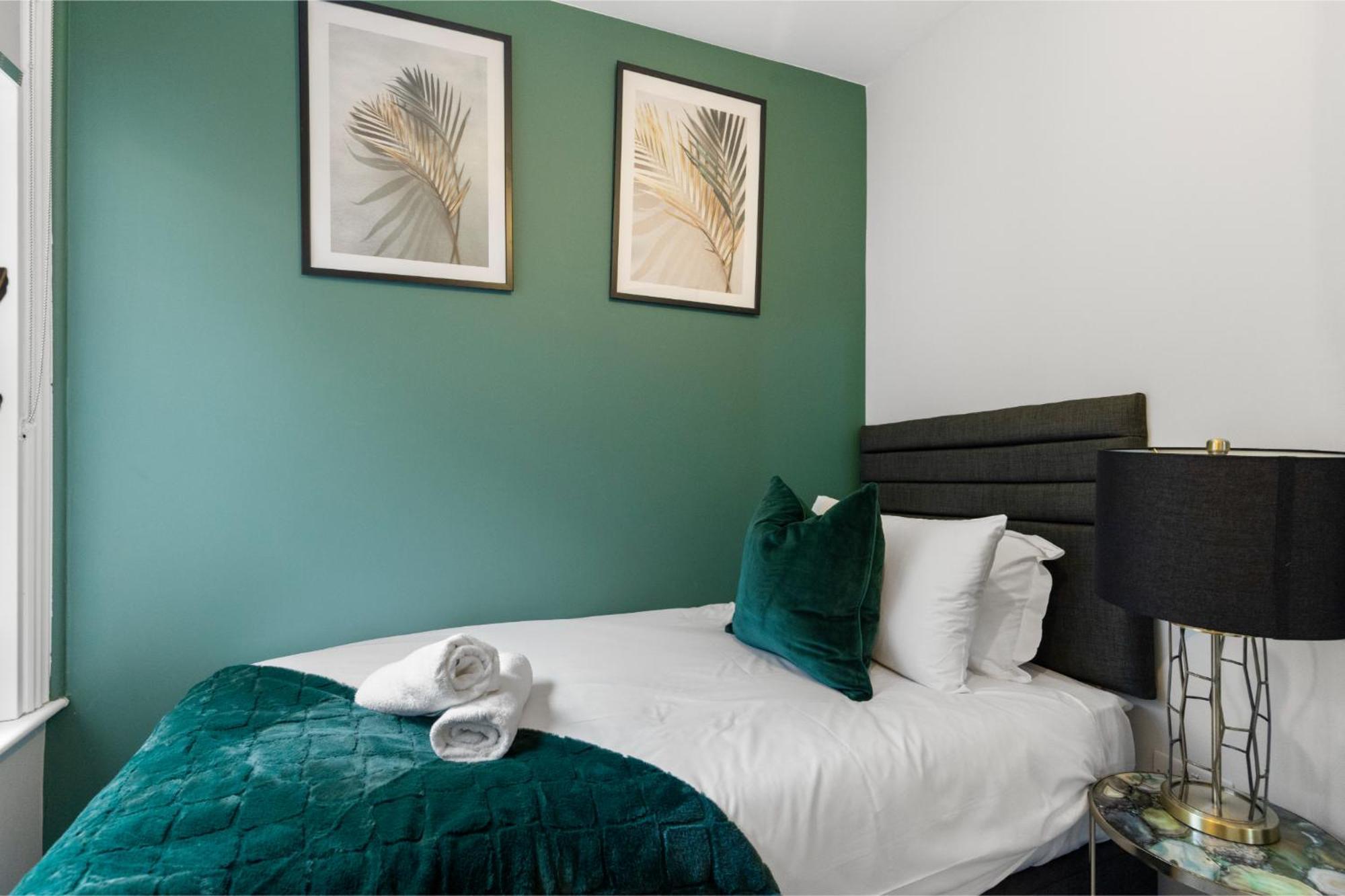 Luxurious Evergreen Flat Sleeps 4 *