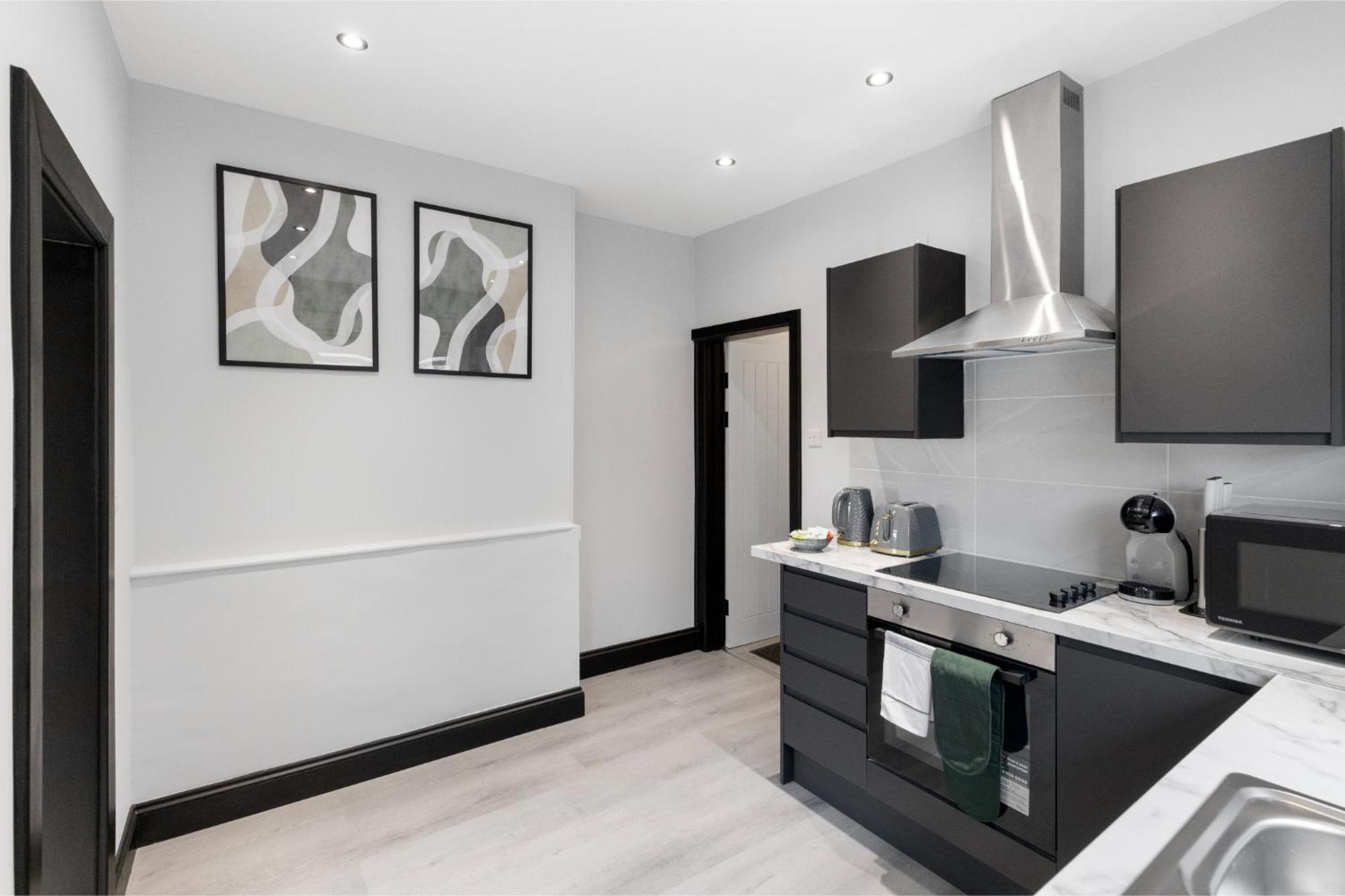 Luxurious Evergreen Flat Sleeps 4 Apartment