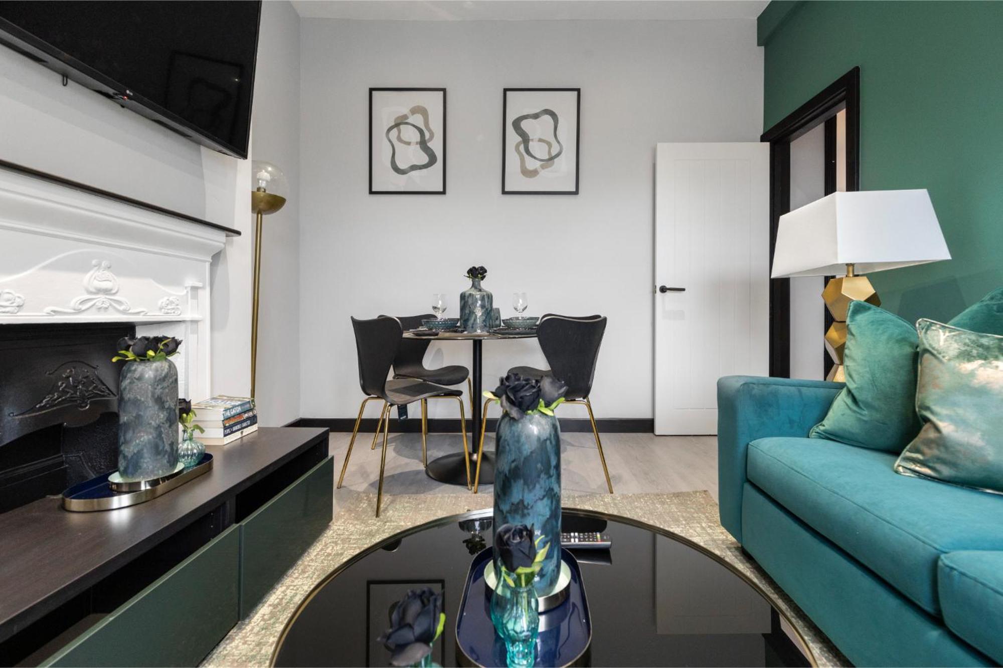 Luxurious Evergreen Flat Sleeps 4 Apartment