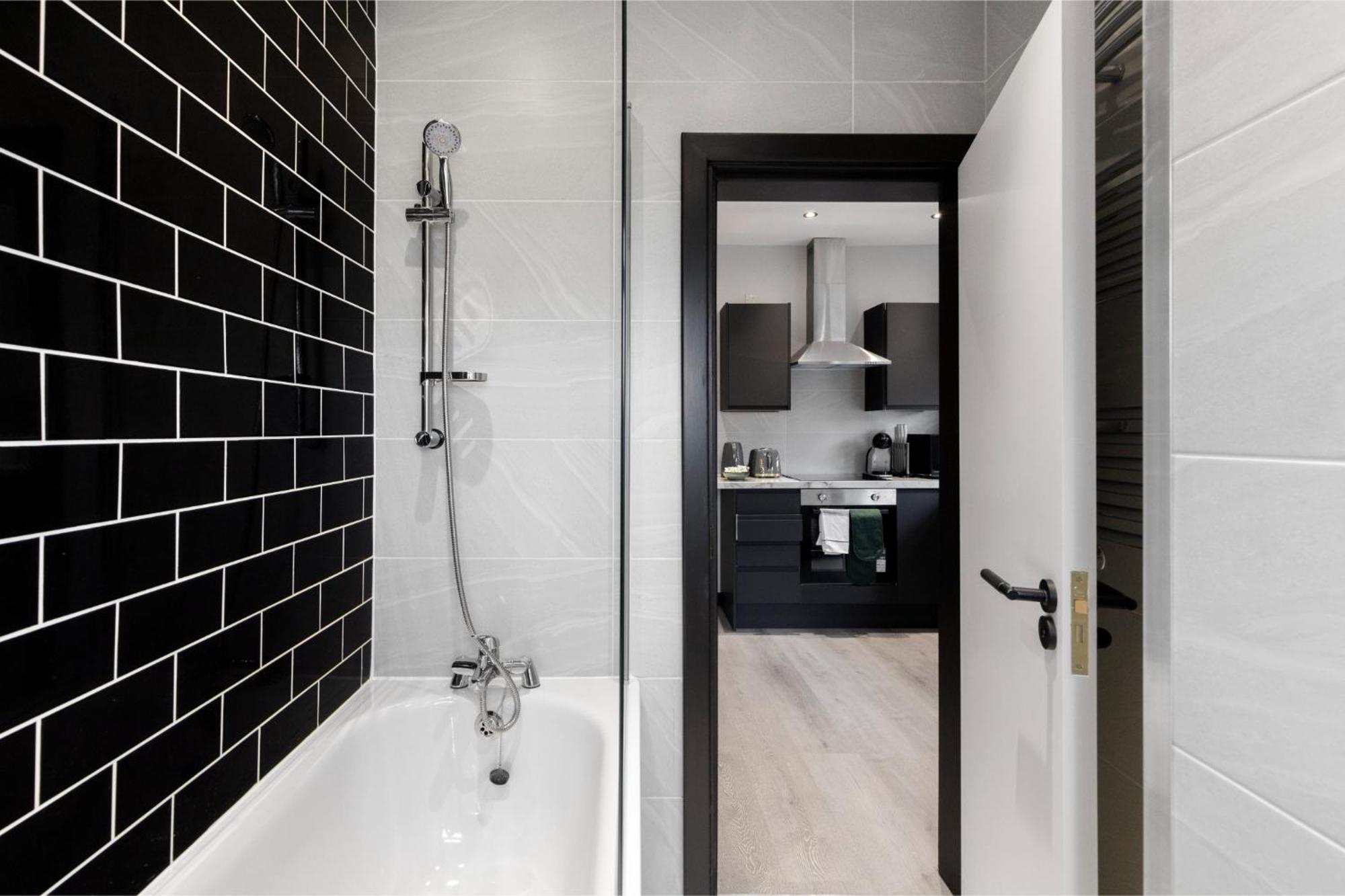 Luxurious Evergreen Flat Sleeps 4 *