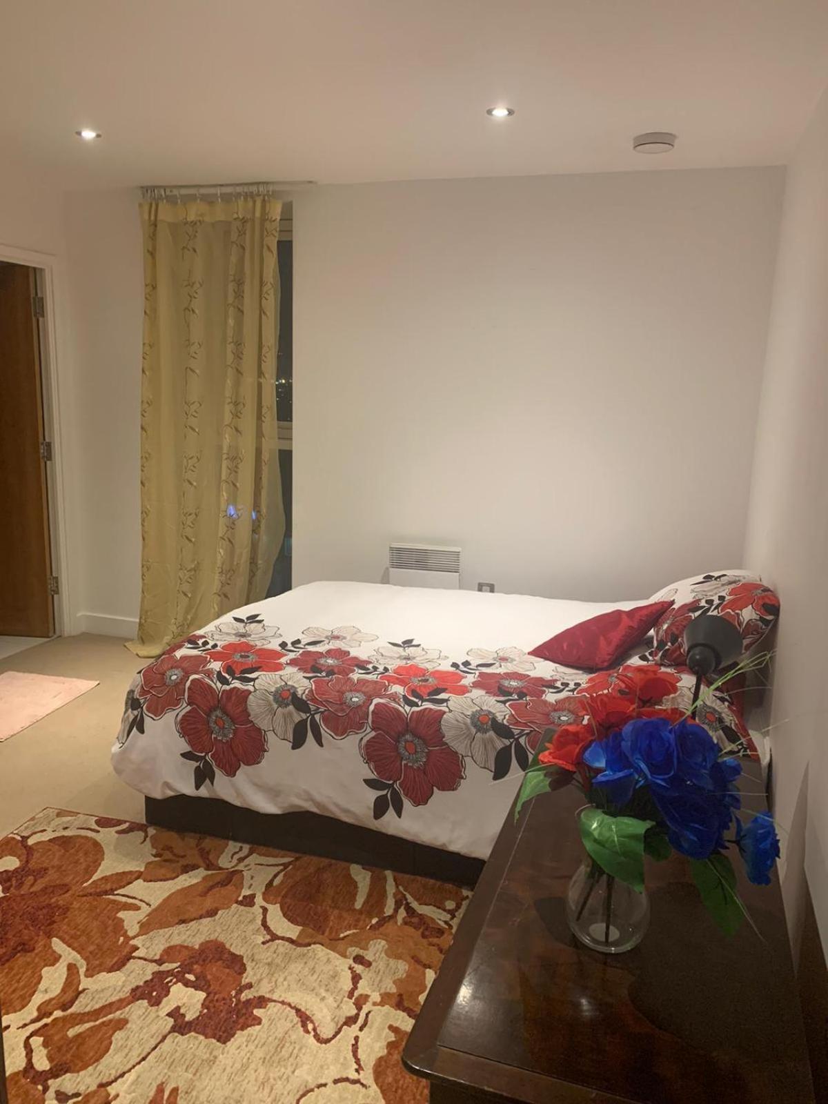 Excel Stunning 3 Bedrooms Apartment *
