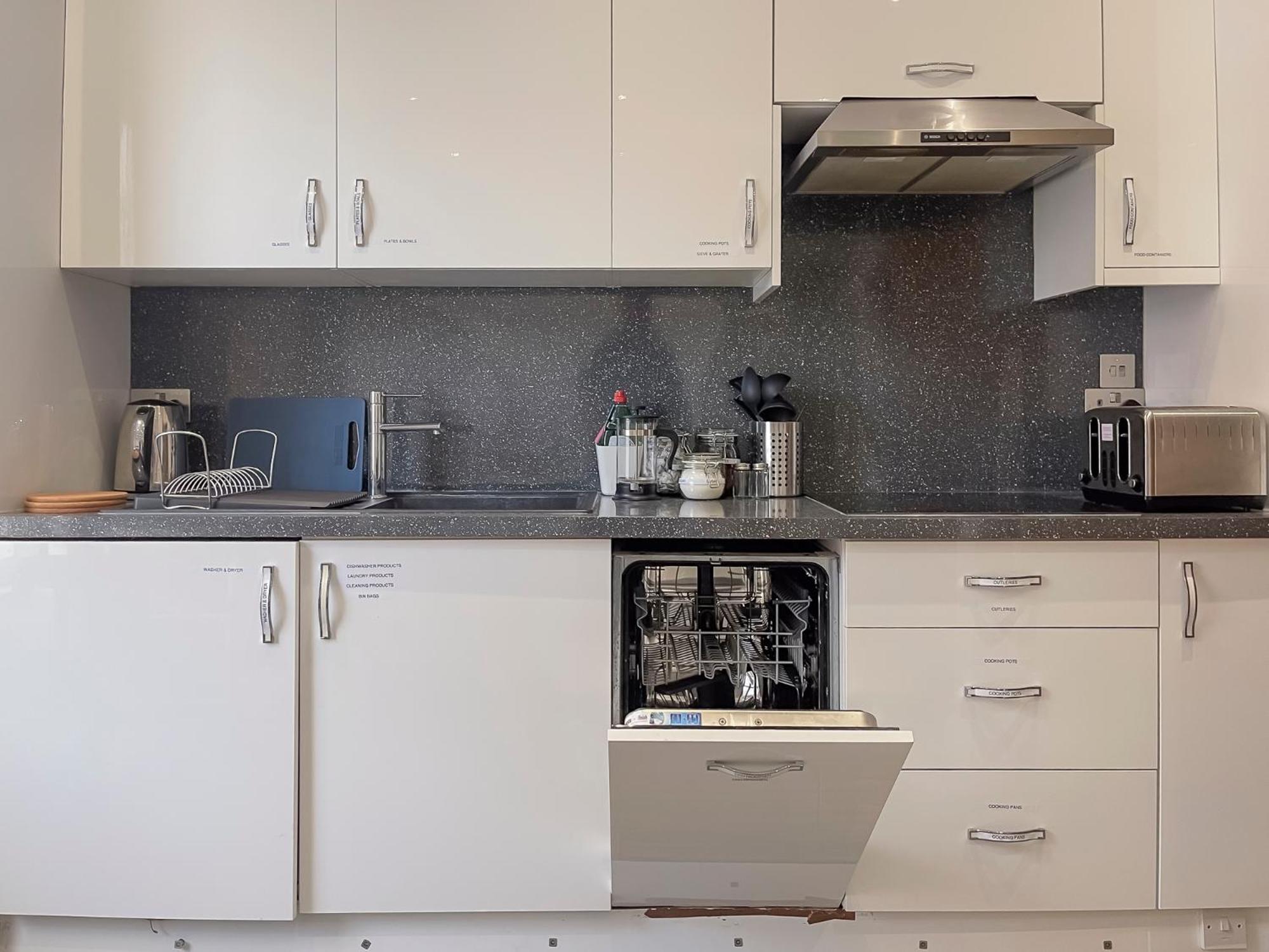 Beautiful 1 Bedroom Flat Close To Centre Apartment *