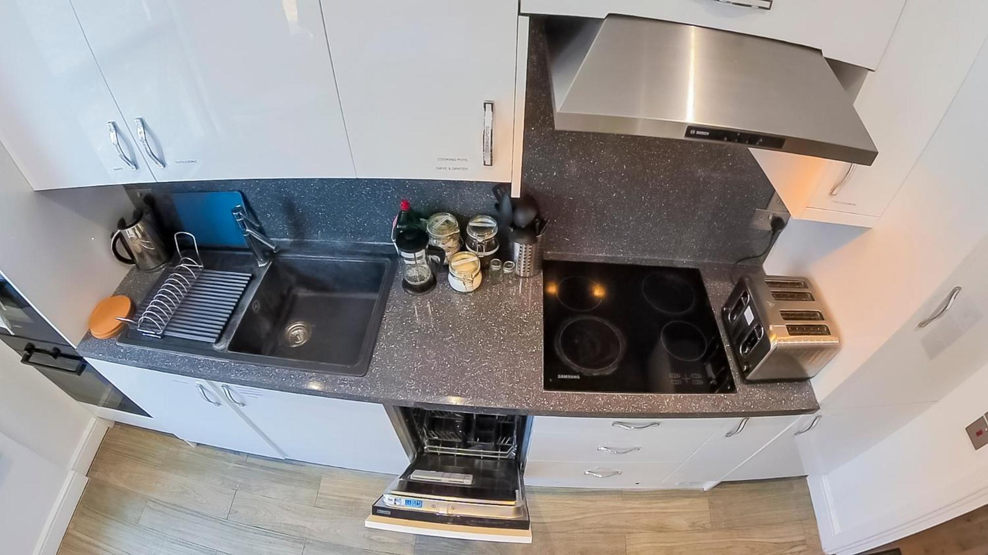 Beautiful 1 Bedroom Flat Close To Centre *