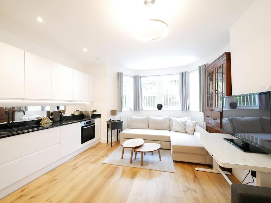 Newly Refurbished 2 Bed In Paddington Apartment *