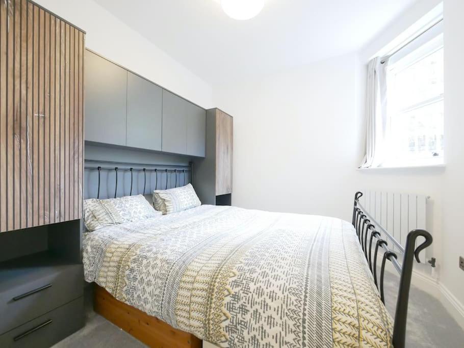 Newly Refurbished 2 Bed In Paddington Apartment