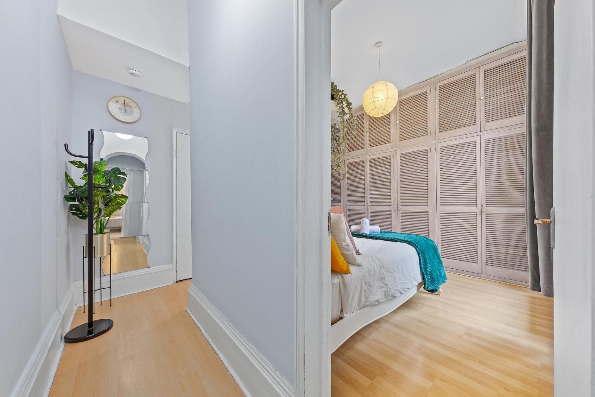Artist's Bright Hampstead Heath Village 2 Bed Apartment