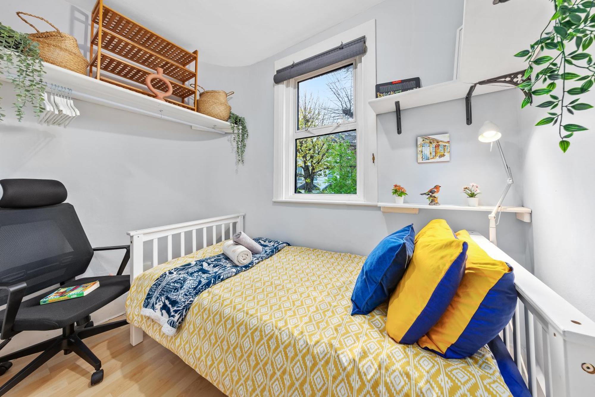 Artist's Bright Hampstead Heath Village 2 Bed Apartment