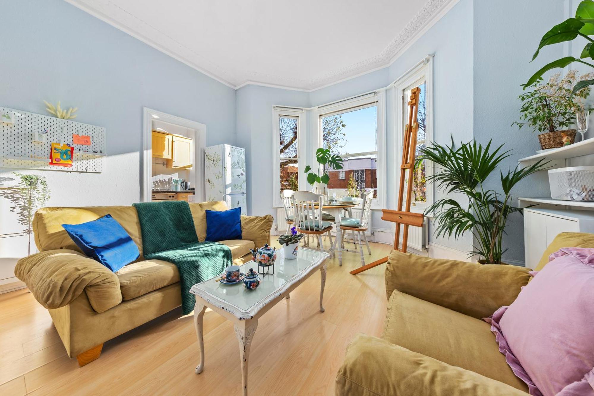 Artist's Bright Hampstead Heath Village 2 Bed Apartment *