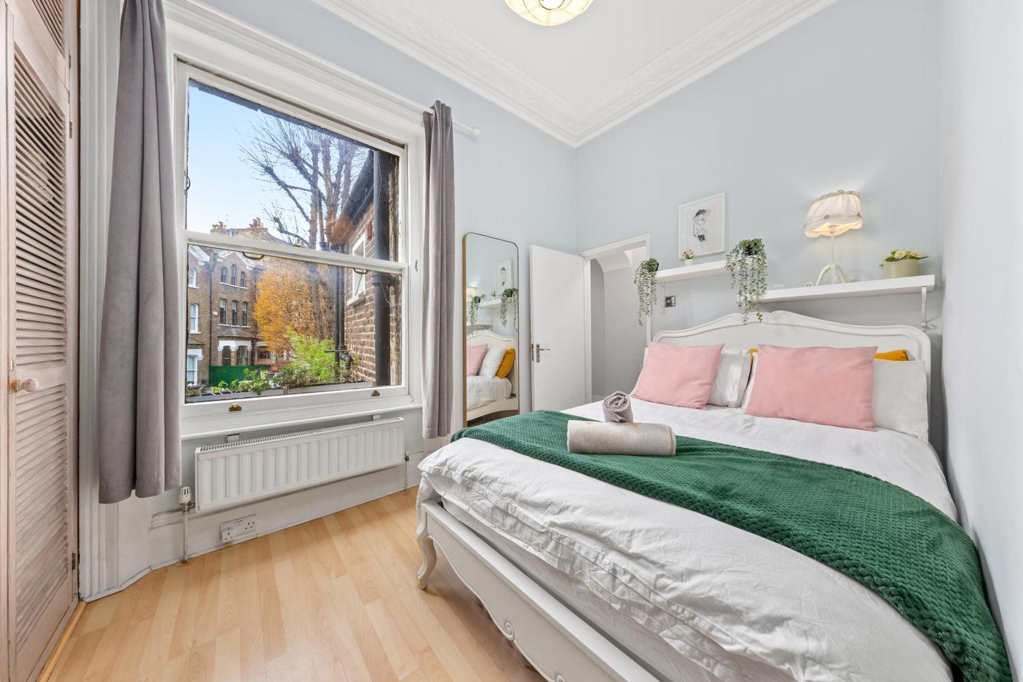 Artist's Bright Hampstead Heath Village 2 Bed Apartment London