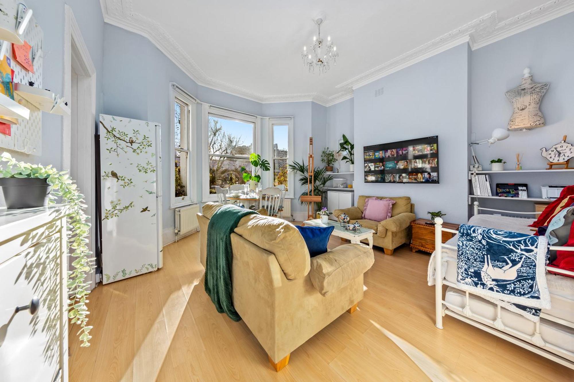 Artist's Bright Hampstead Heath Village 2 Bed Apartment