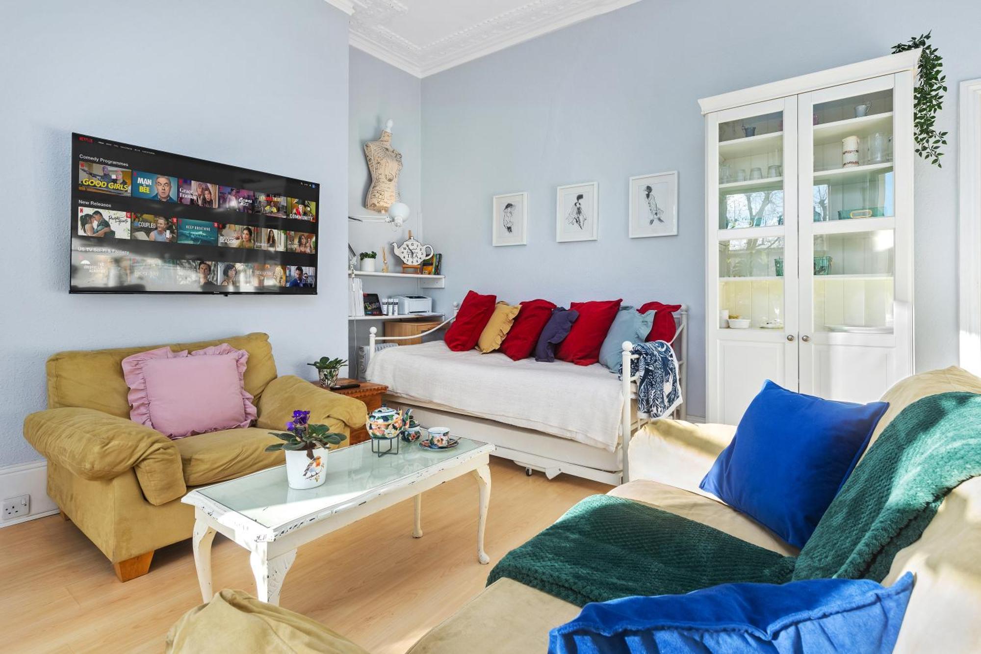 Artist's Bright Hampstead Heath Village 2 Bed Apartment *