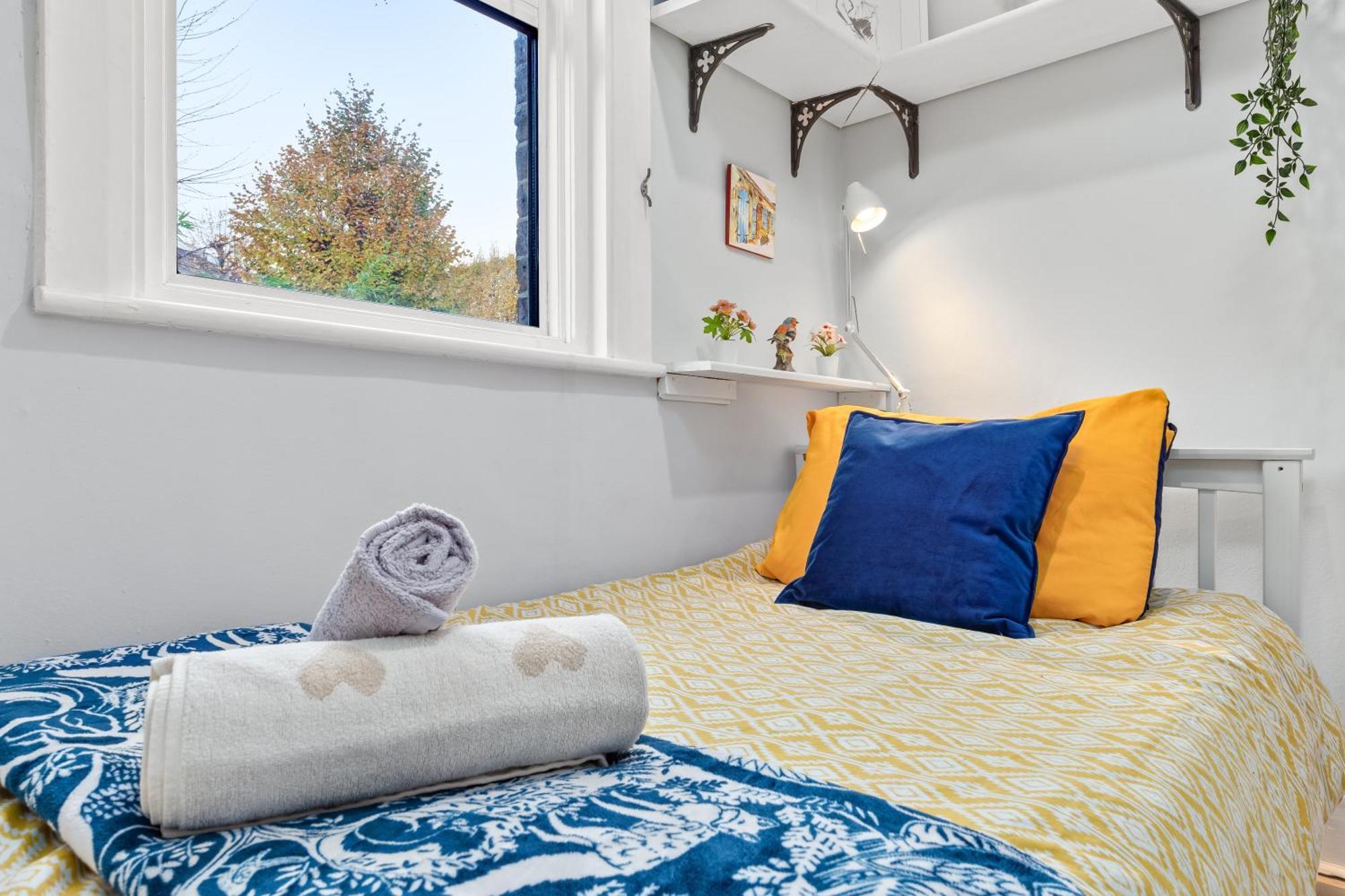 Artist's Bright Hampstead Heath Village 2 Bed Apartment London