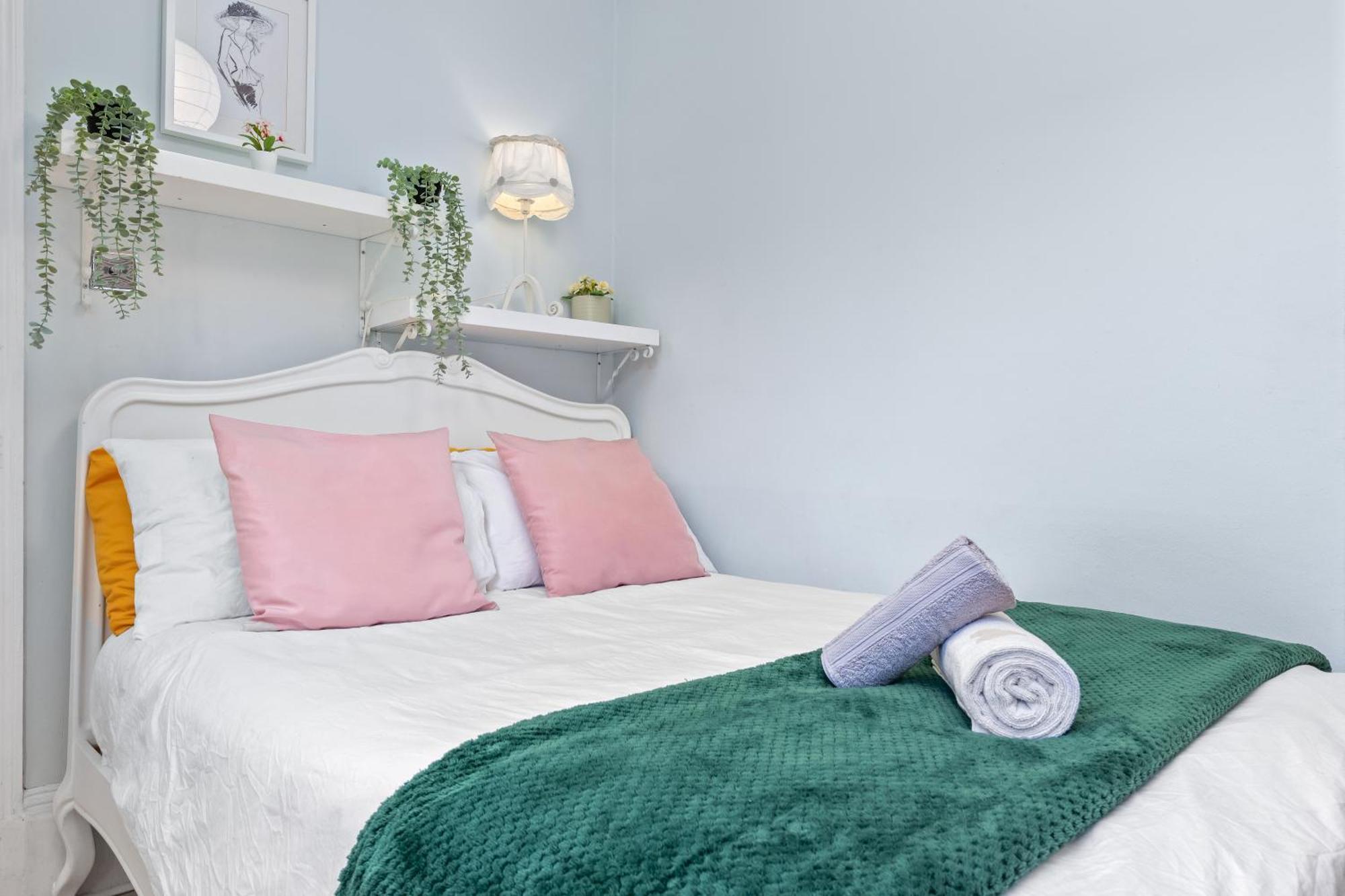 Artist's Bright Hampstead Heath Village 2 Bed Apartment