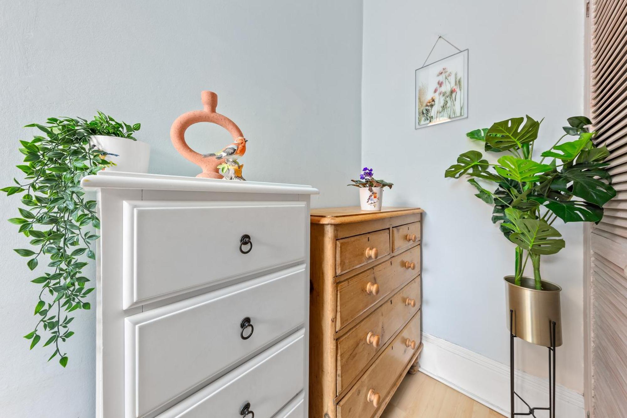 Artist's Bright Hampstead Heath Village 2 Bed * London