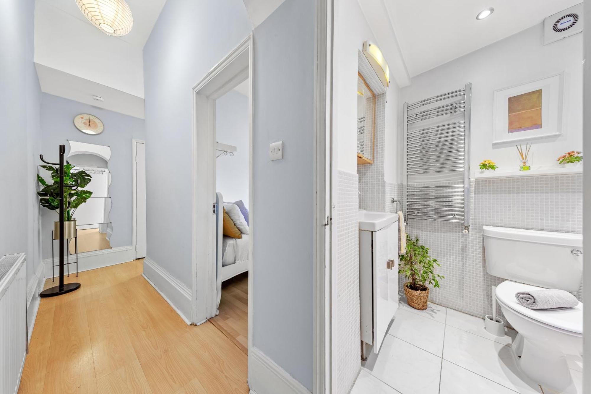 Artist's Bright Hampstead Heath Village 2 Bed Apartment London