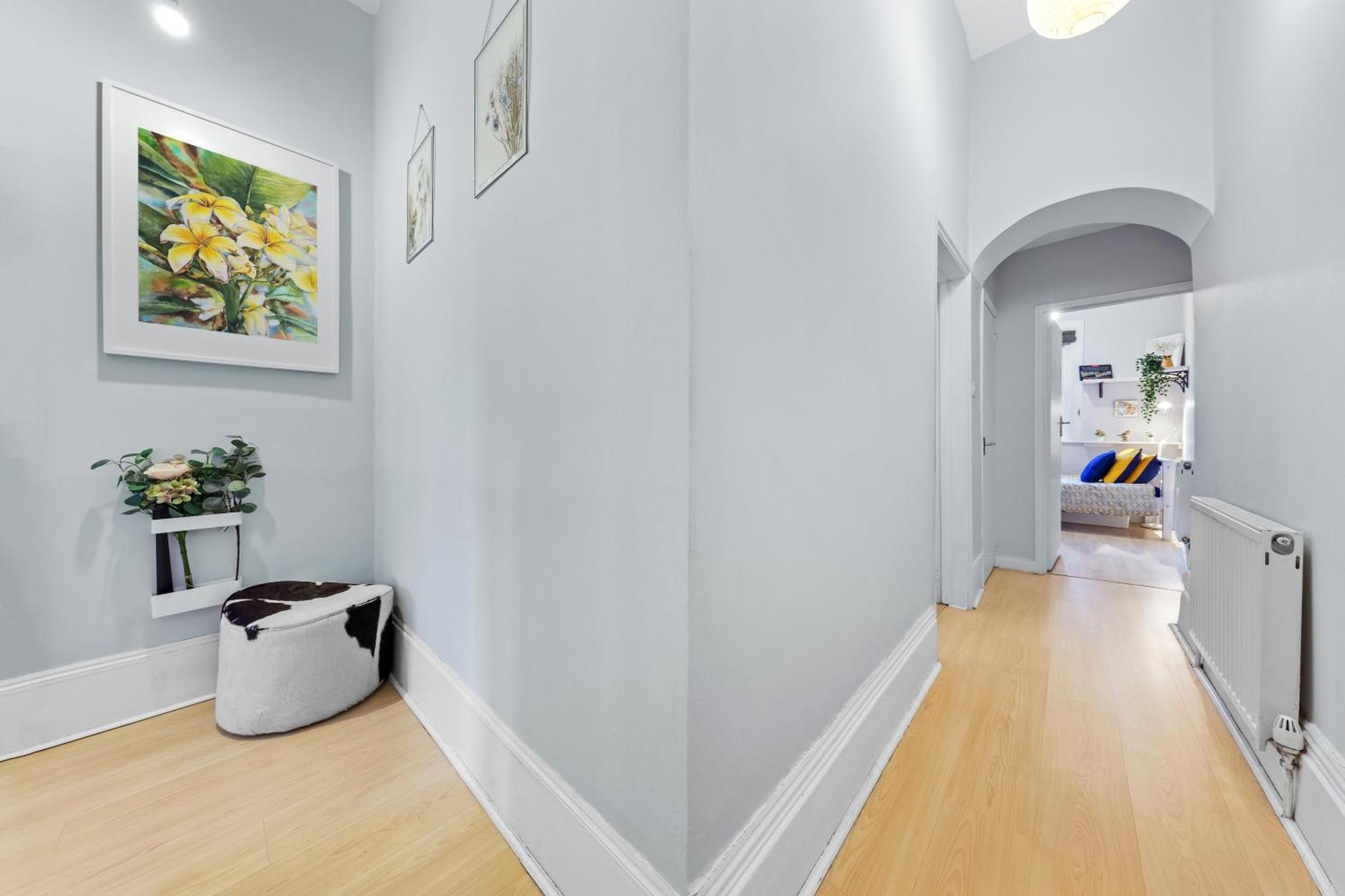 Artist's Bright Hampstead Heath Village 2 Bed Apartment London