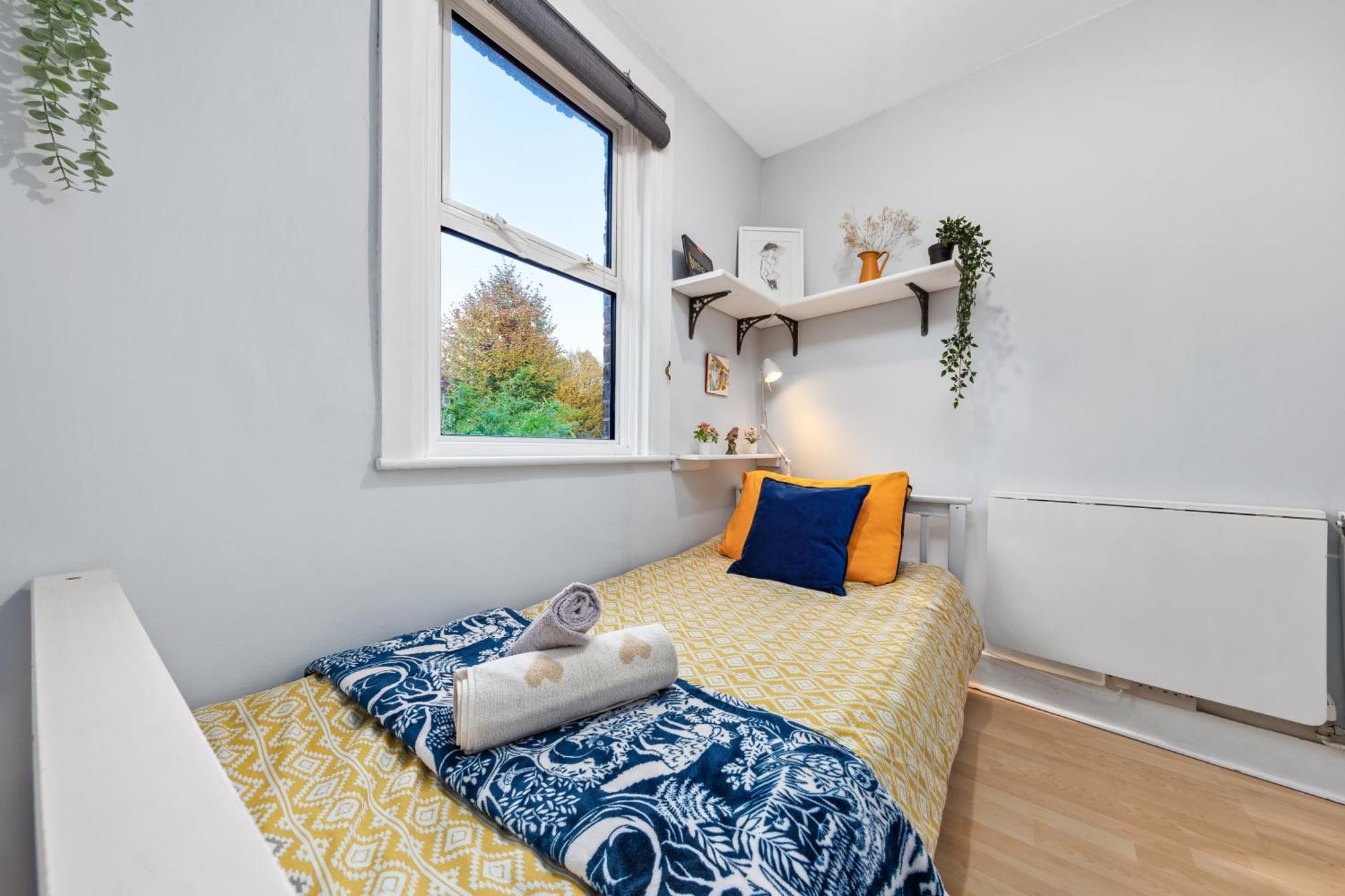 Artist's Bright Hampstead Heath Village 2 Bed Apartment