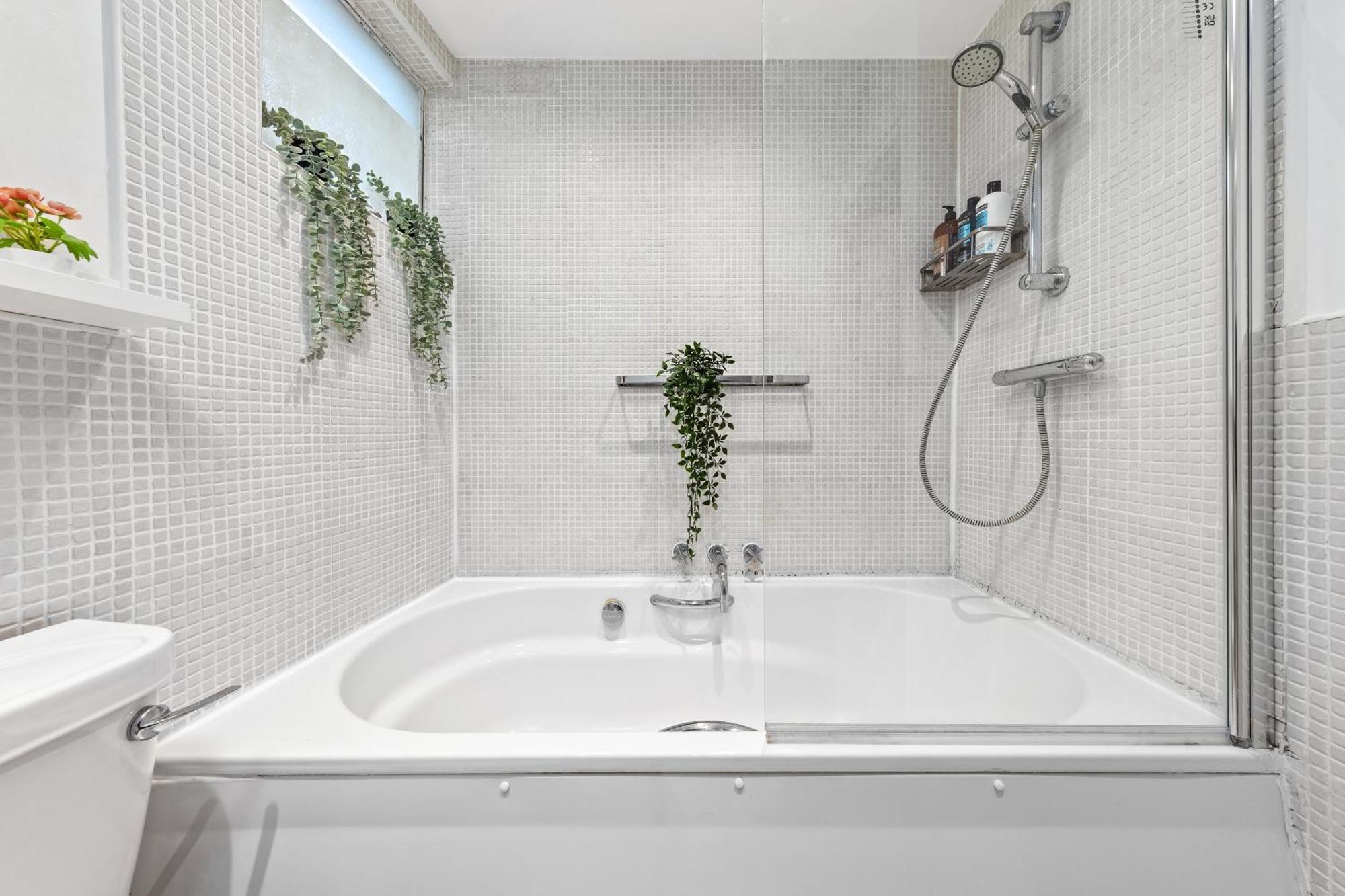 Artist's Bright Hampstead Heath Village 2 Bed Apartment *