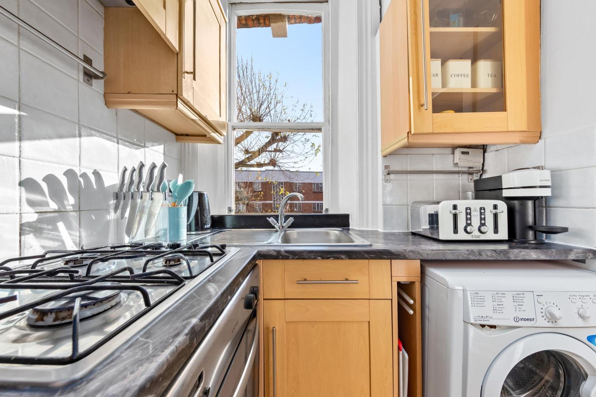 Artist's Bright Hampstead Heath Village 2 Bed Apartment *