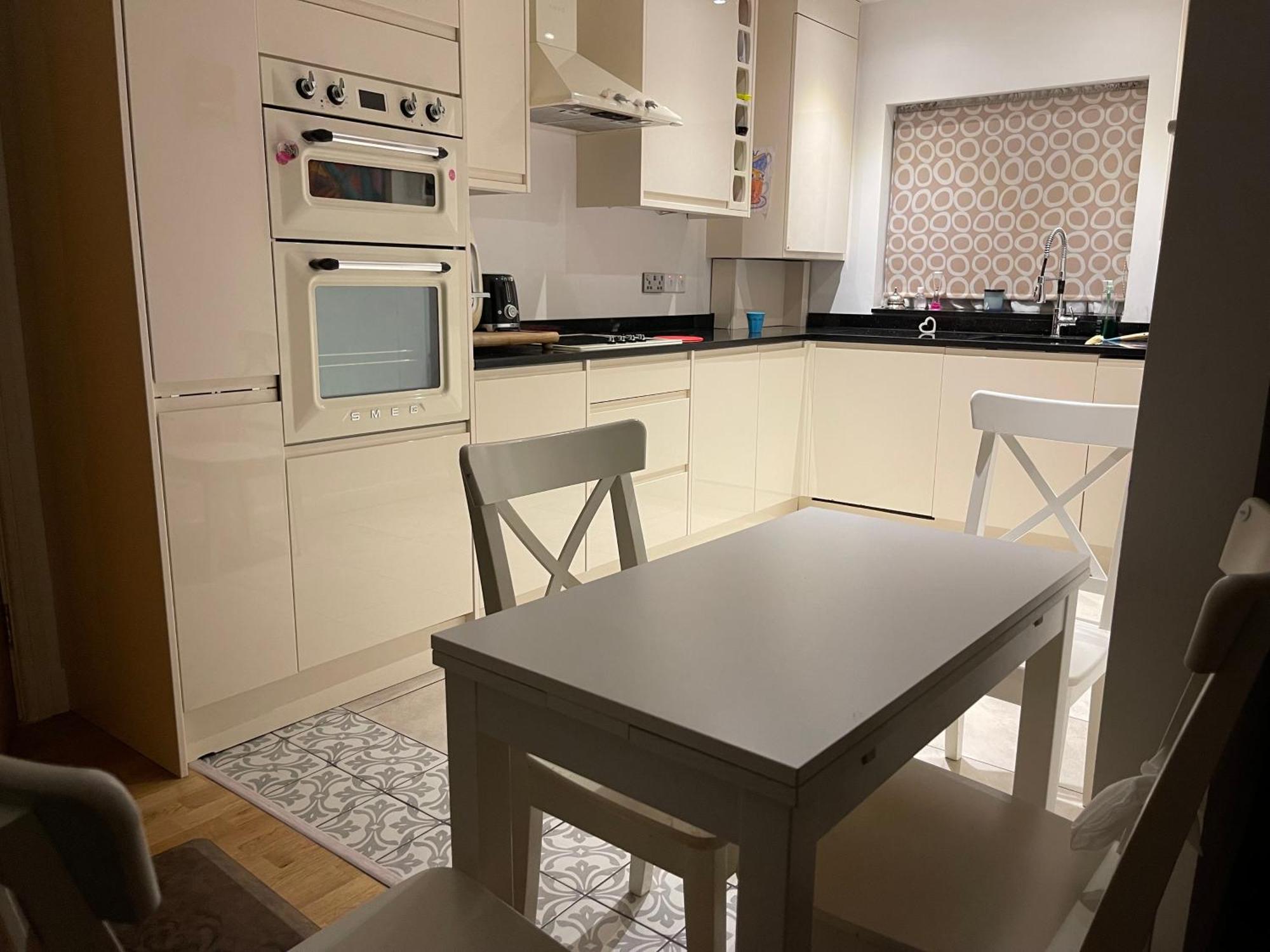 Luxe Quartet: Spacious 4-bed Retreat Near Elizabeth Line Villa *