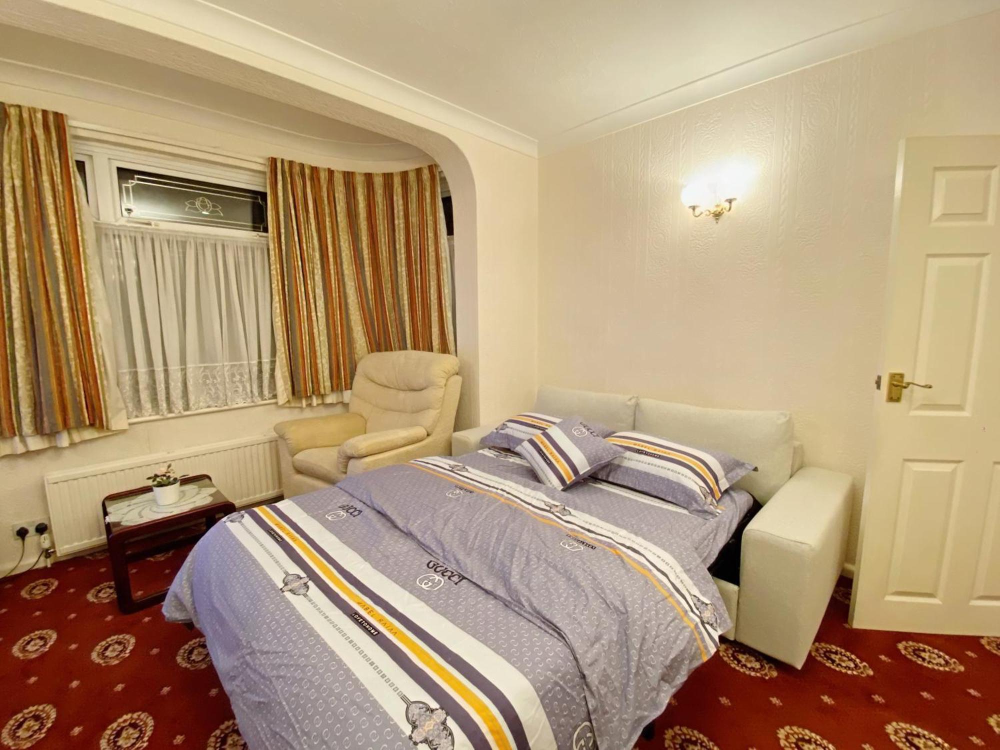 Barking House Sleeps 11 - Parking - Train Tube - Airport *