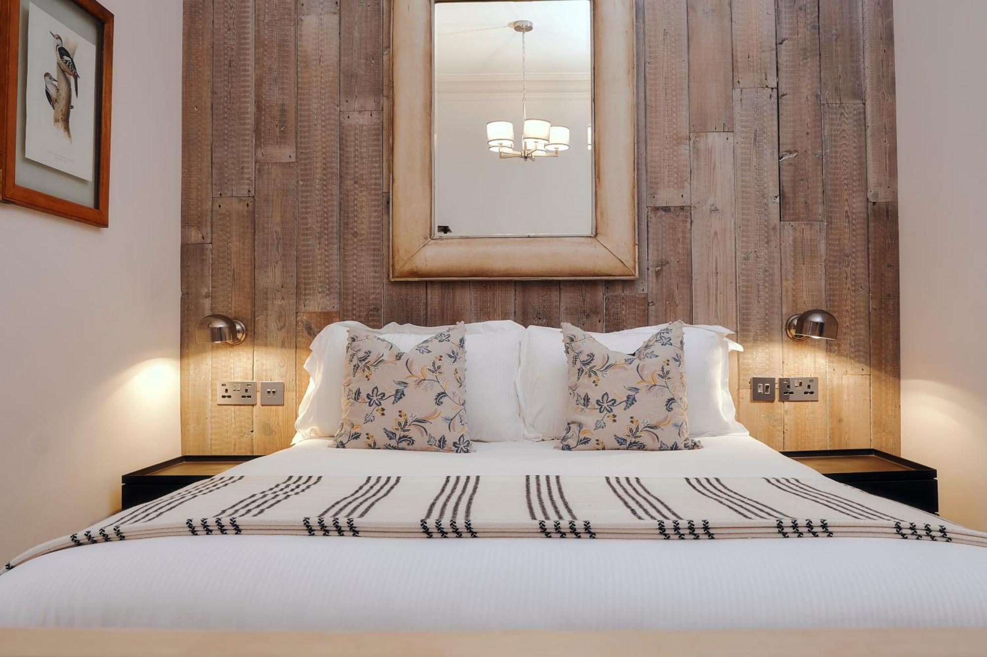 Inn The Black Lion Pub & Boutique London