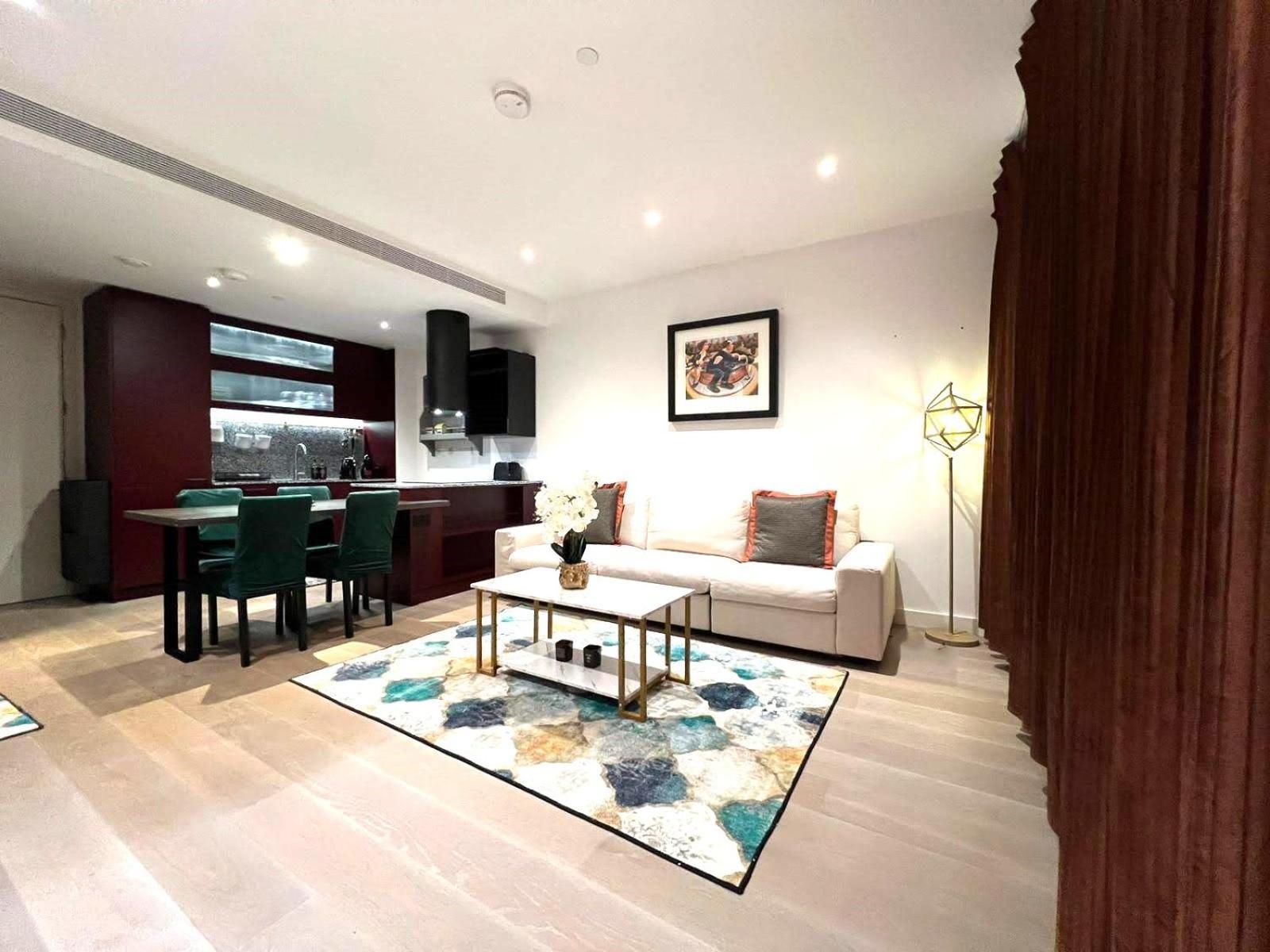 Central Luxury: Garden View Flat With Balcony Apartment *