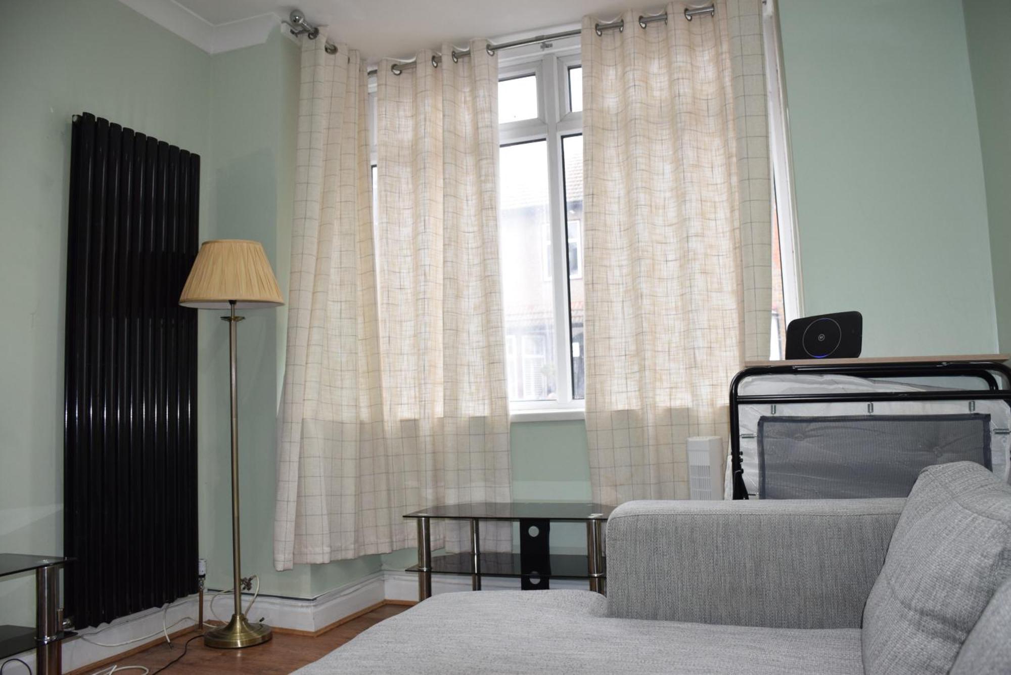 Three Bedroom House Lancaster Road Ferienhaus London
