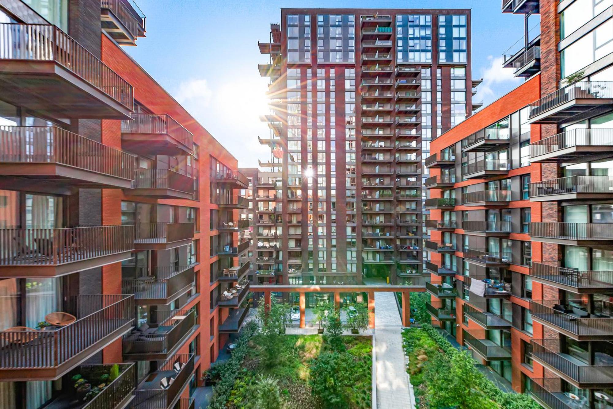 Central Luxury: Garden View Flat With Balcony *